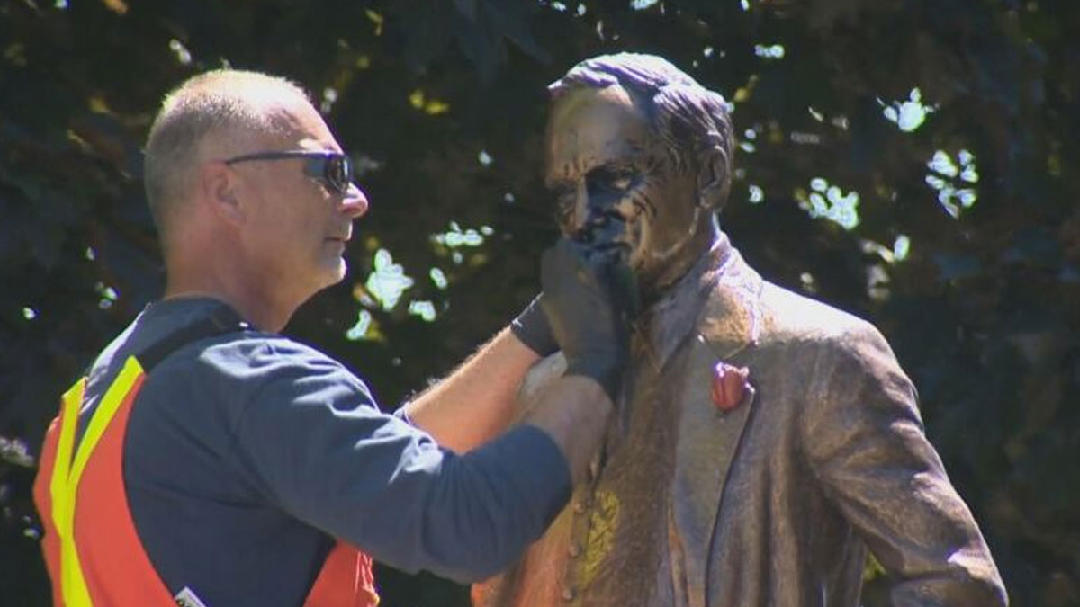 اخبار-تورنتو-رنگپاشی-روی-مجسمه-پی-یر-ترودو-واکنش-مردم-را-برانگیخت اخبار-تورنتو-رنگپاشی-روی-مجسمه-پی-یر-ترودو-واکنش-مردم-را-برانگیخت