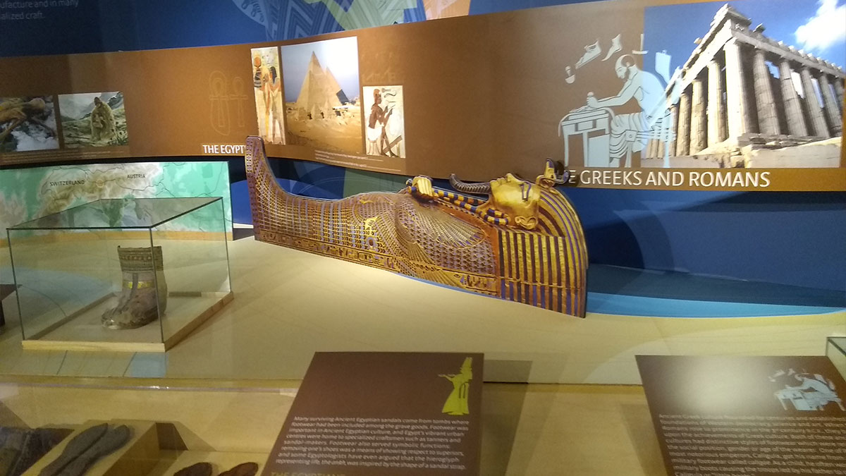 خانواده-گردش-بازدید-موزه-کفش-بَتا-تورنتو-کفش-هایی-دوران-مصر-باستان-تا-فضانوردان-رژه-طبقه-اول-مصر-اشراف
