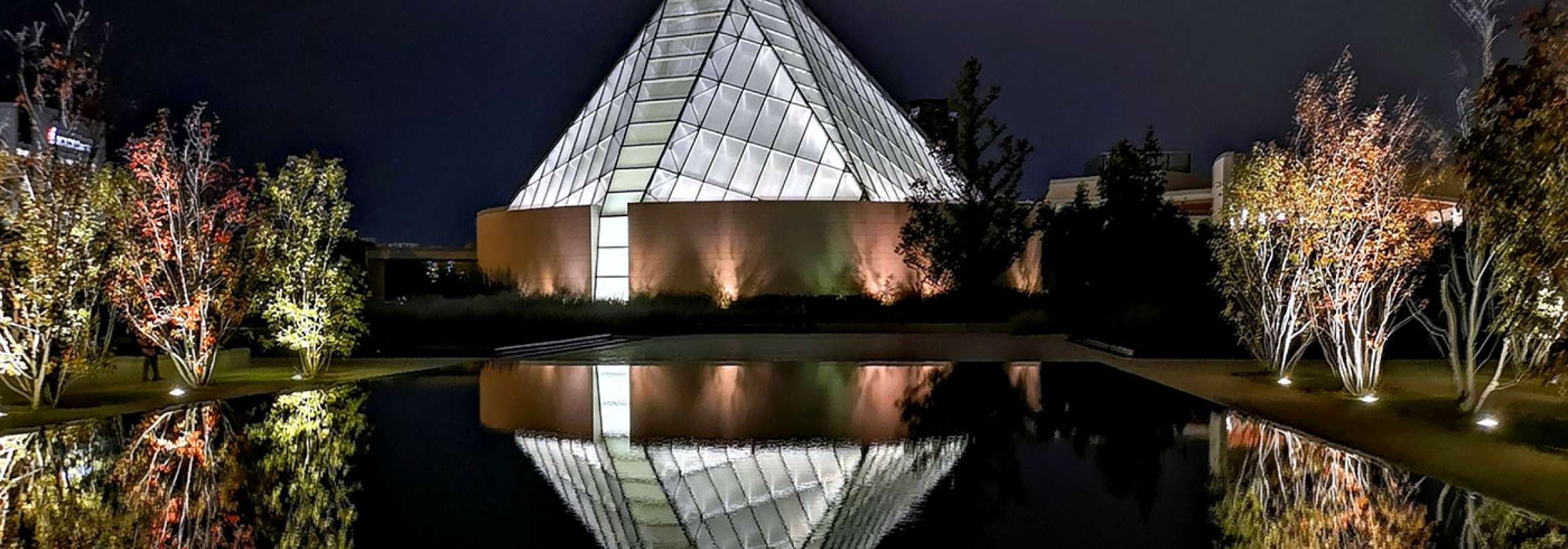 هرمی از نور و شیشه