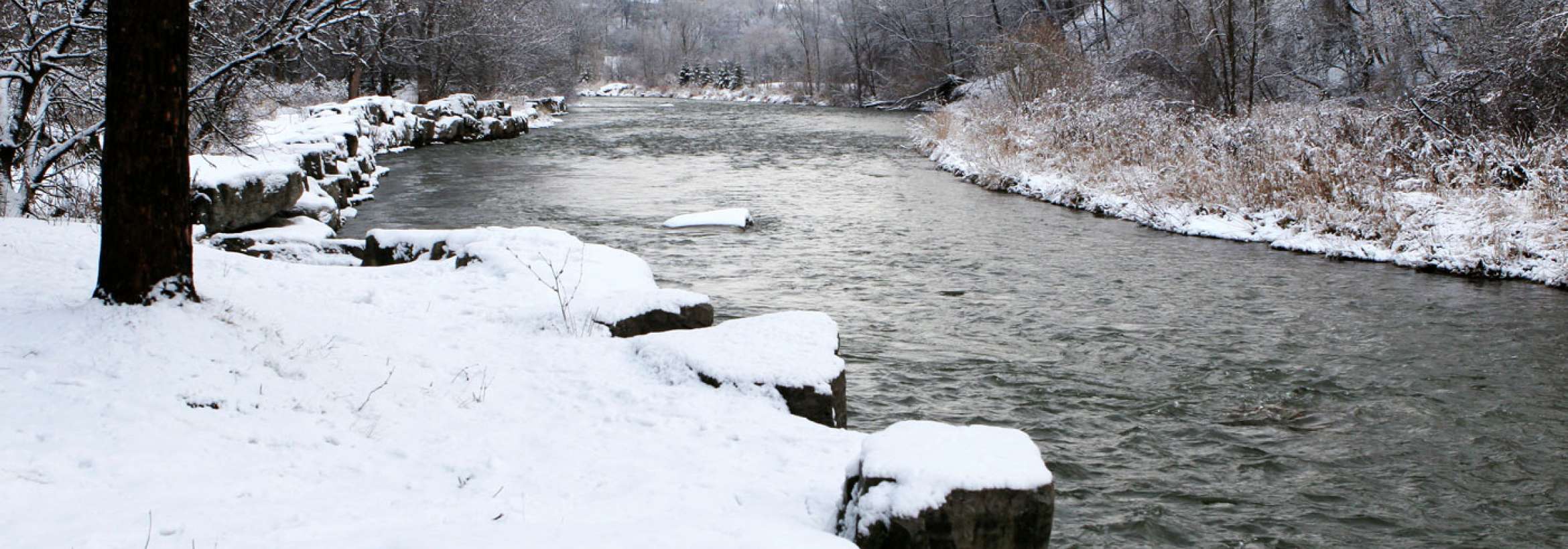 برف و رود جاری