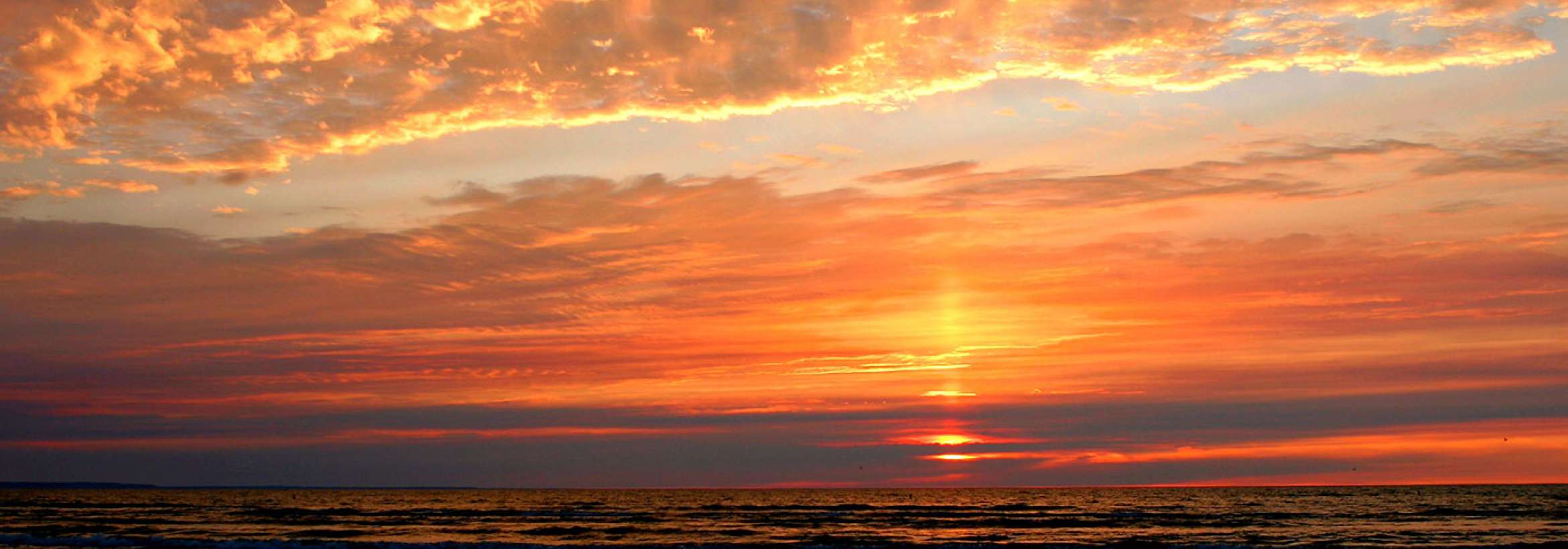 امواج ابر و آب در غروب