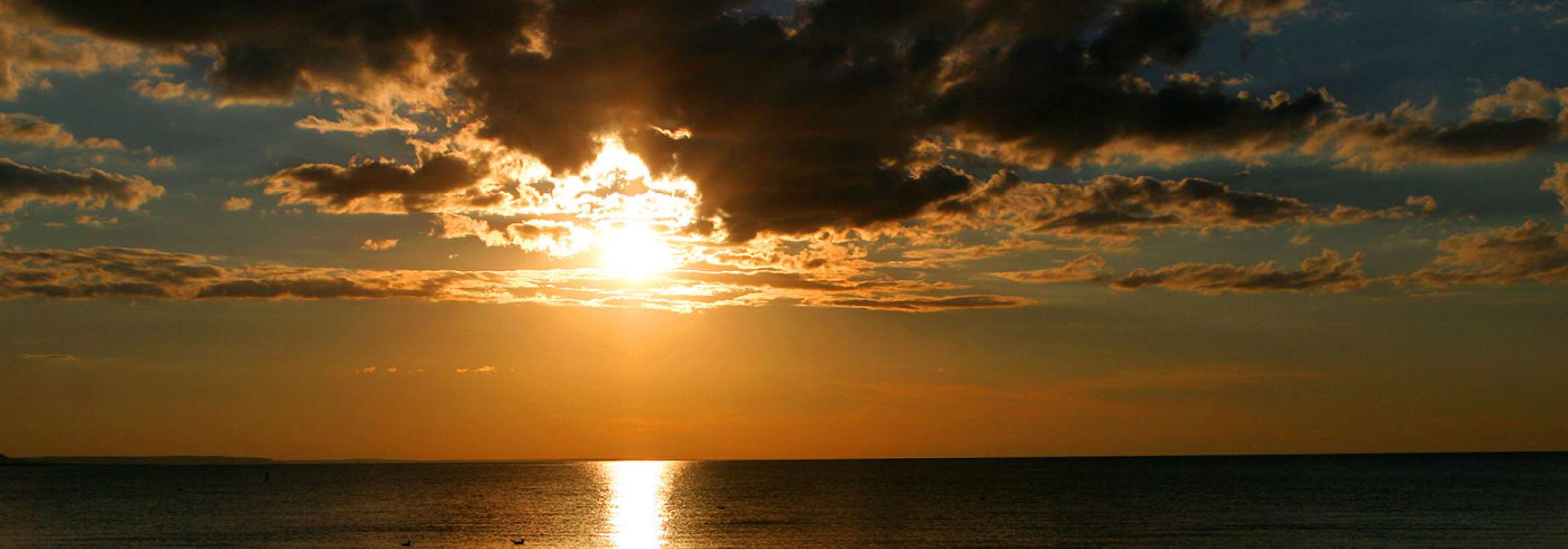 غروبی میان ابرها