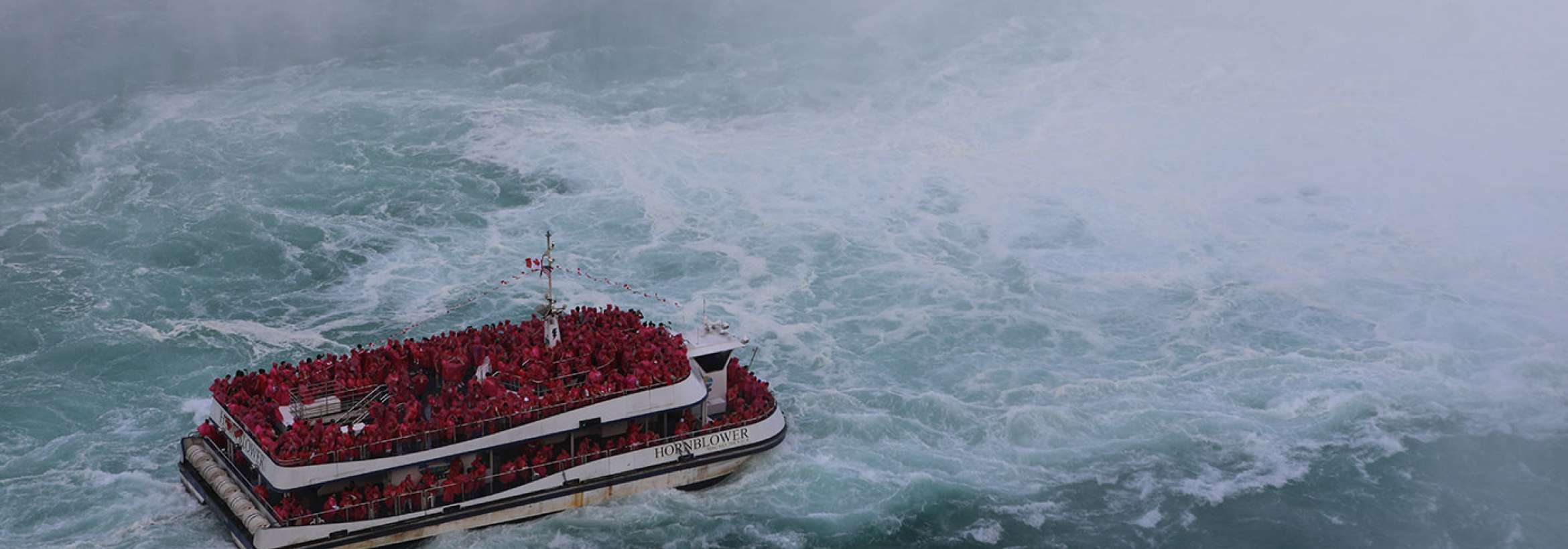 قرمزپوشان به سوی آبشار