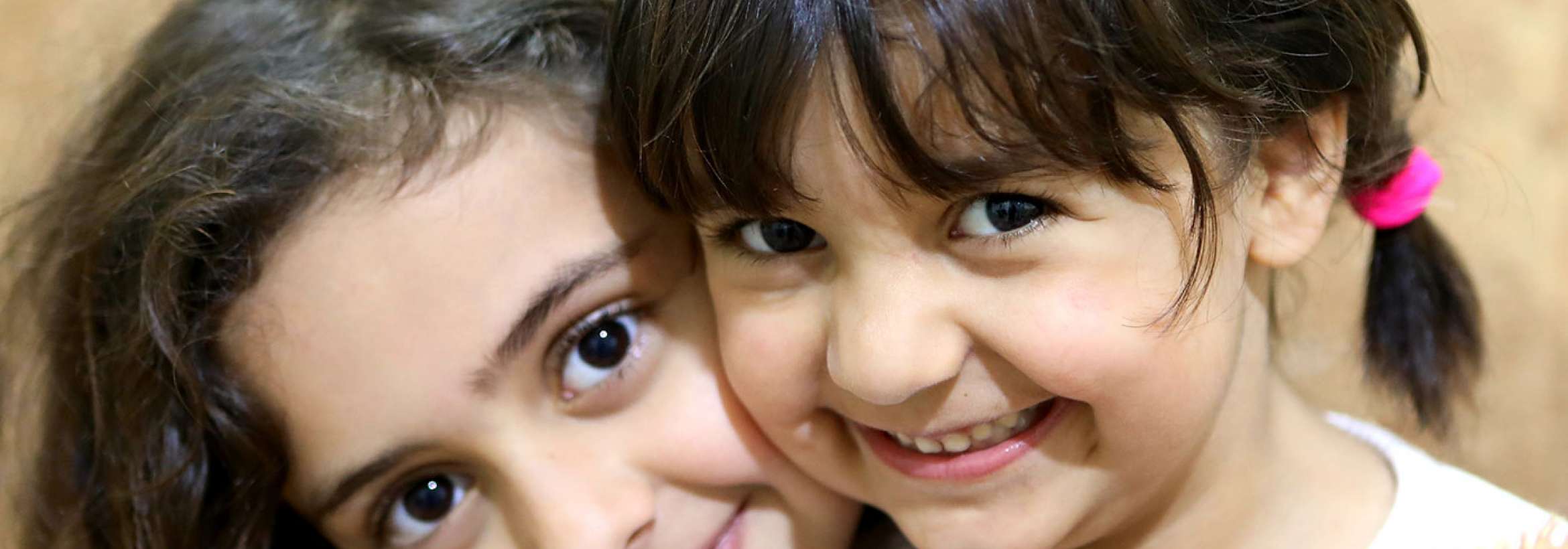 یک دنیا بازی و خنده