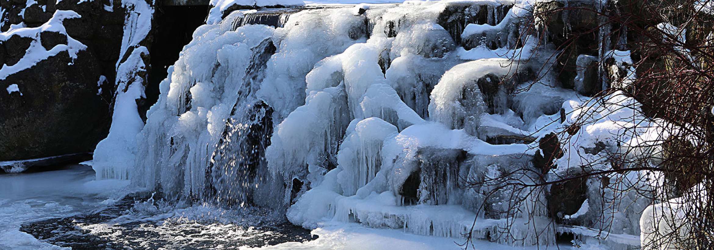 ذوب شدن یخ آبشار