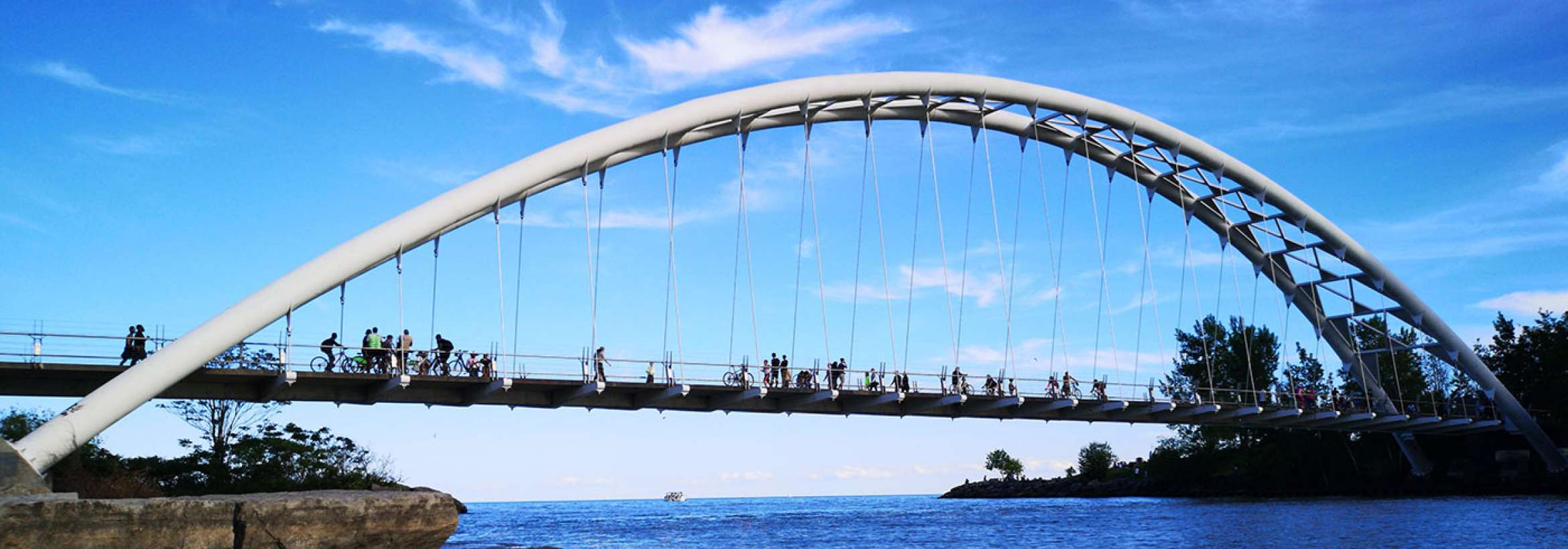 رهگذران پل میان دو آبی