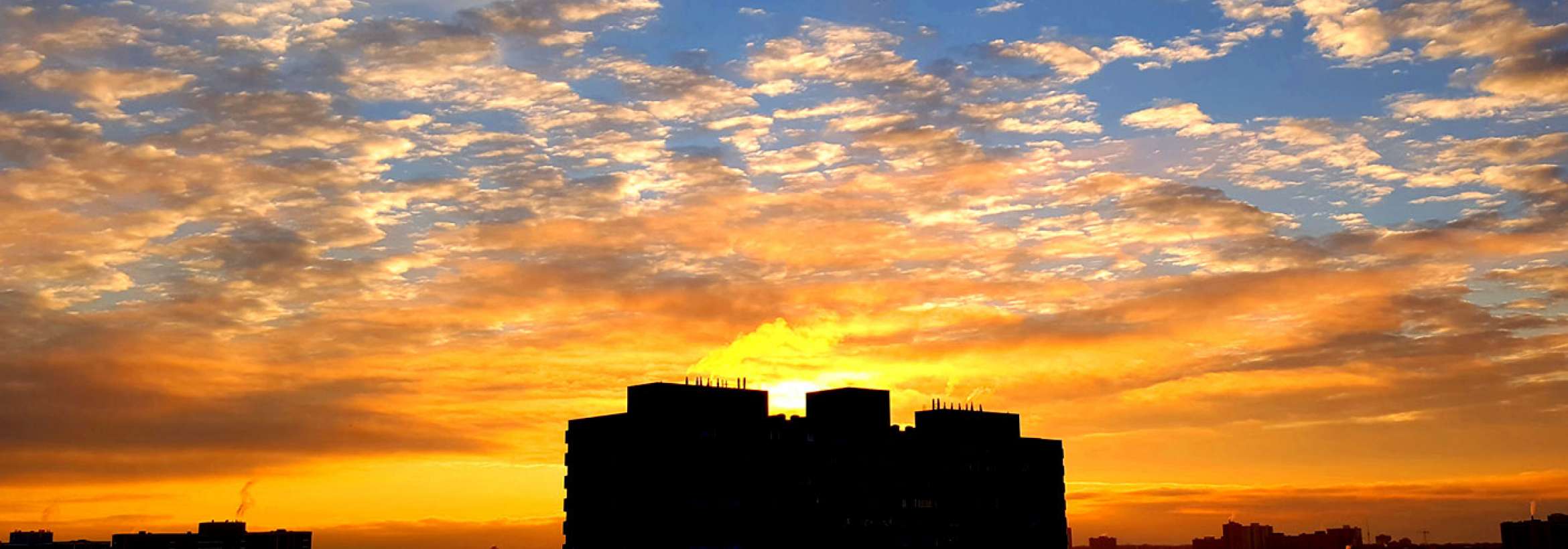 غروب دقیق پشت ساختمان