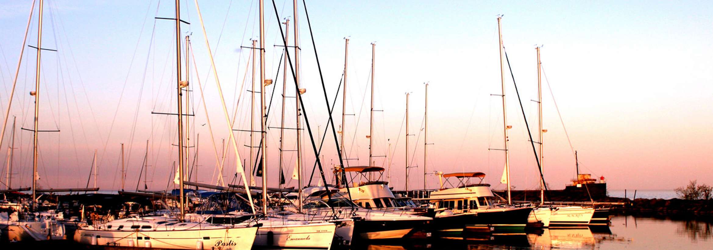 غروب و قایق‌های لنگر انداخته