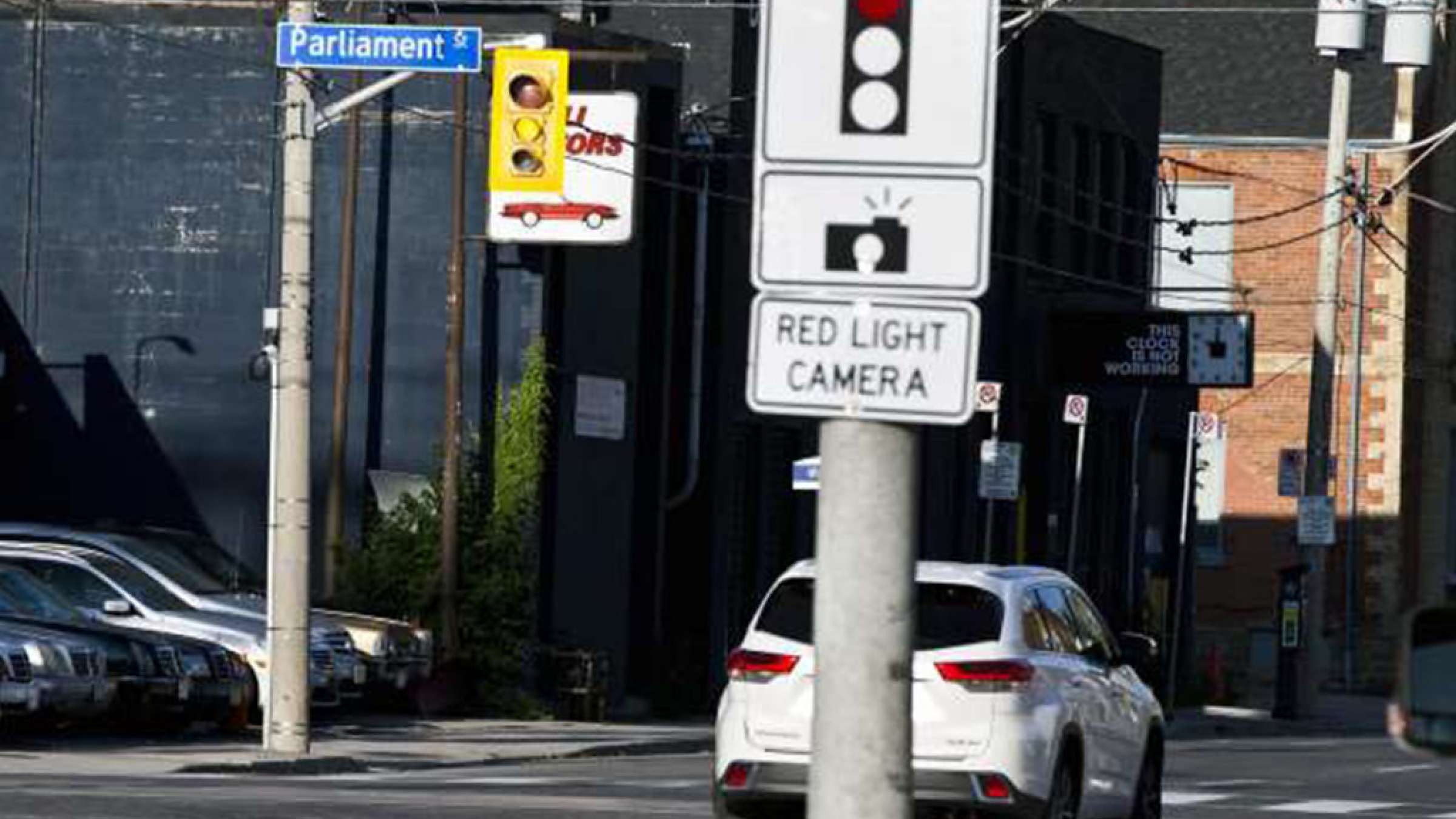 اخبار-تورنتو-جریمه-نود-هزار-ماشین-در-تورنتو-برای-عبور-از-چراغ-قرمز