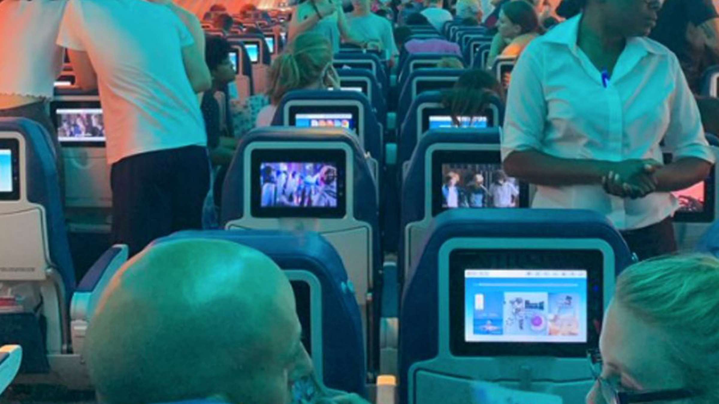 اخبار-تورنتو-شش-ساعت-معطلی-بدون-غذا-و-هوای-تازه-در-هواپیما اخبار-تورنتو-شش-ساعت-معطلی-بدون-غذا-و-هوای-تازه-در-هواپیما