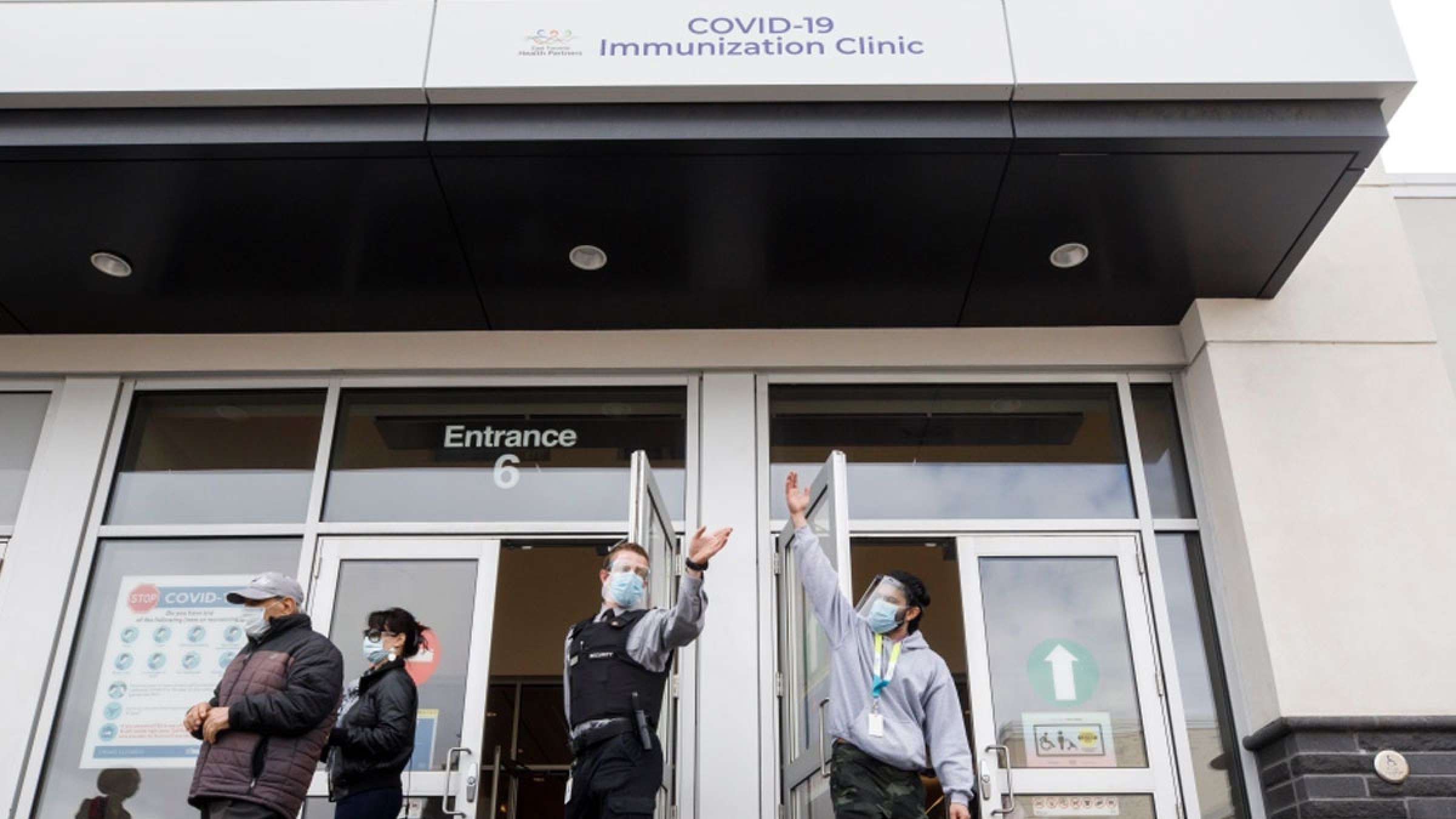 اخبار-تورنتو-پنجاه-ساله-های-تورنتو-واکسن-بزنند-رستورانی-در-یورک-۷-نفر-را-کرونایی-کرد اخبار-تورنتو-پنجاه-ساله-های-تورنتو-واکسن-بزنند-رستورانی-در-یورک-۷-نفر-را-کرونایی-کرد