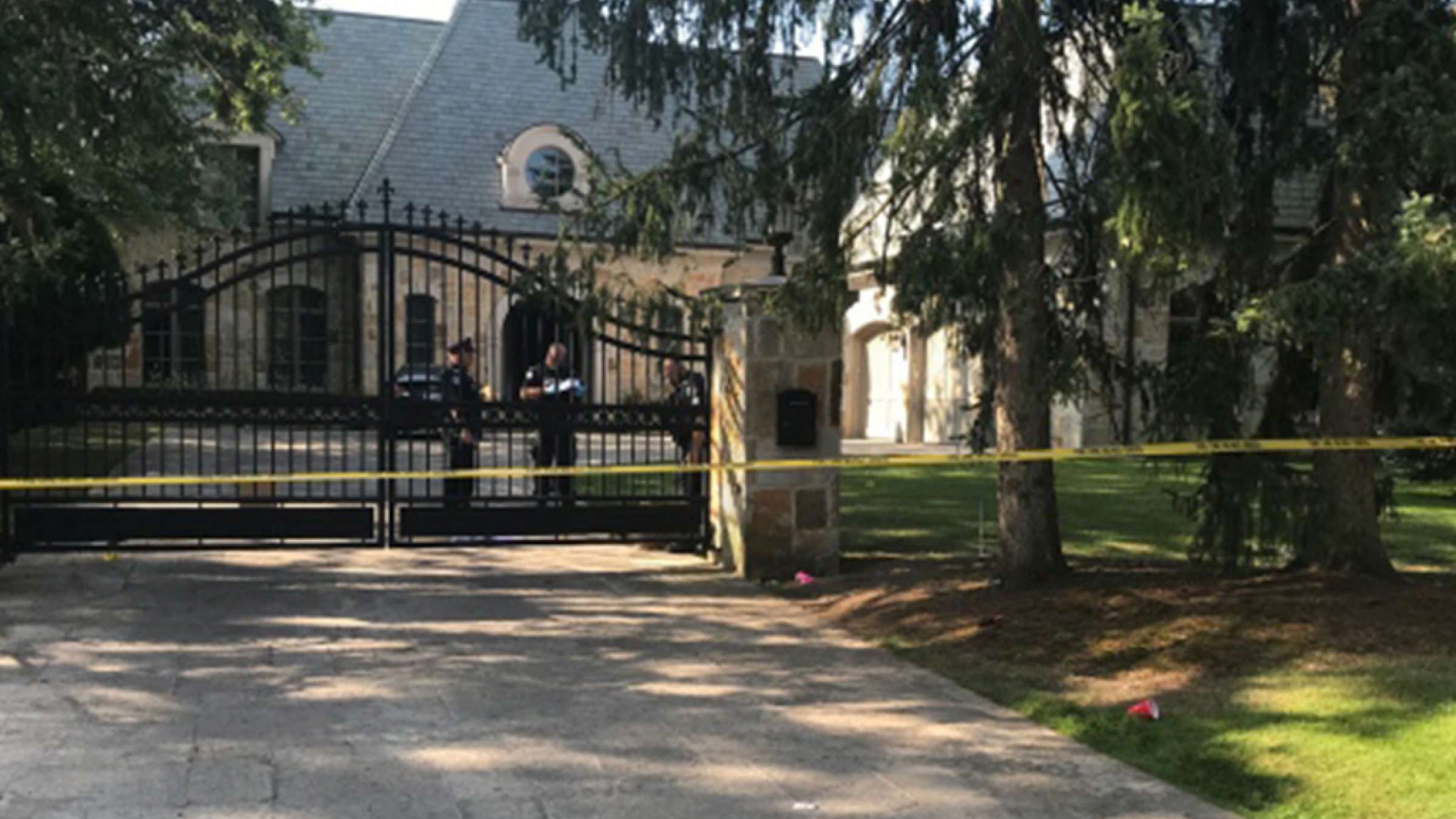 اخبار-تورنتو-یک-زخمی-در-تیراندازی-خانه-پولدارهای-تورنتو اخبار-تورنتو-یک-زخمی-در-تیراندازی-خانه-پولدارهای-تورنتو