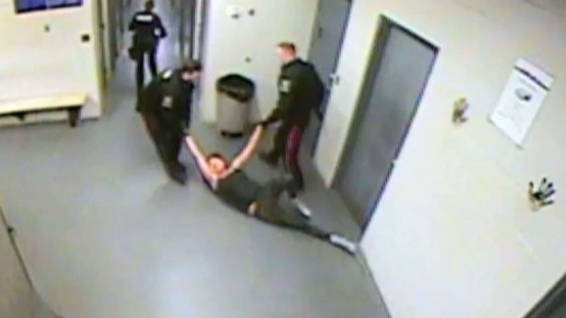 اخبار-کانادا-افشای-ویدئو-کتک-خوردن-وحشیانه-زنی-در-بازداشت-پلیس-سلطنتی-کانادا-به-سو-شدن-کشید اخبار-کانادا-افشای-ویدئو-کتک-خوردن-وحشیانه-زنی-در-بازداشت-پلیس-سلطنتی-کانادا-به-سو-شدن-کشید