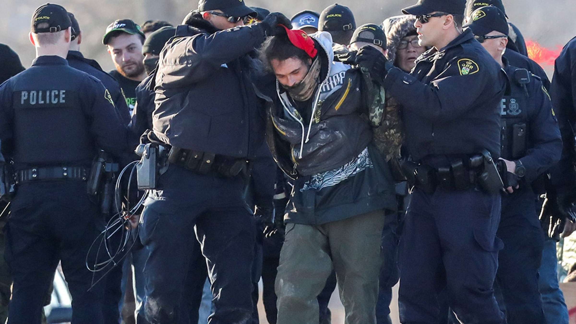 اخبار-کانادا-پلیس-انتاریو-10-بومی-سد-کننده-راه-آهن-را-دستگیر-کرد-روسای-بومیان-با-دولت-دیدار-می-کنند اخبار-کانادا-پلیس-انتاریو-10-بومی-سد-کننده-راه-آهن-را-دستگیر-کرد-روسای-بومیان-با-دولت-دیدار-می-کنند