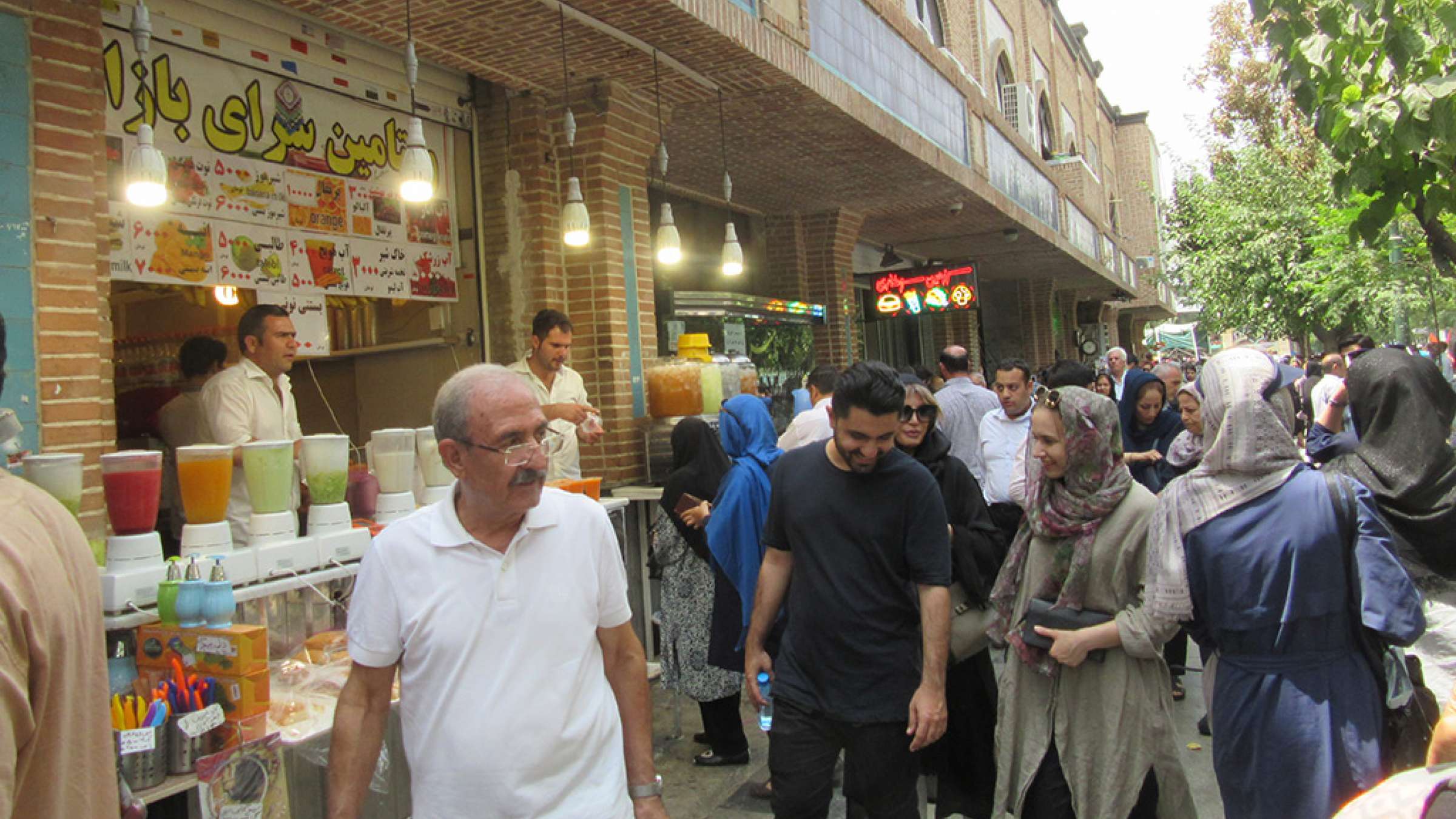 ادبیات-گل‌محمدی-با-من-به-بازار-تهران-بیایید-آبمیوه-فروشان