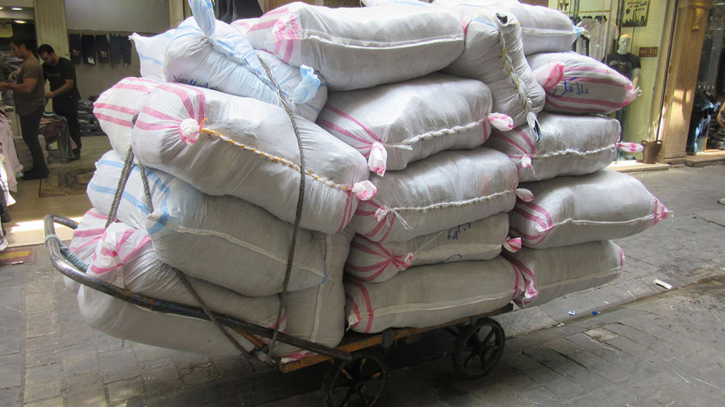 ادبیات-گل‌محمدی-با-من-به-بازار-تهران-بیایید-جابجایی-کالاها