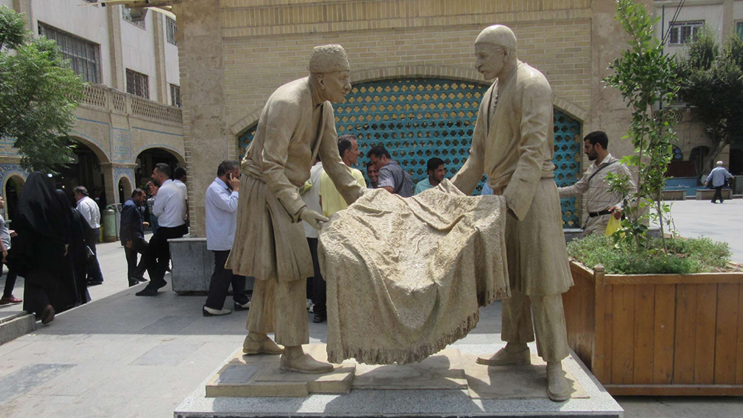 ادبیات-گل‌محمدی-با-من-به-بازار-تهران-بیایید-دو-مجسمه