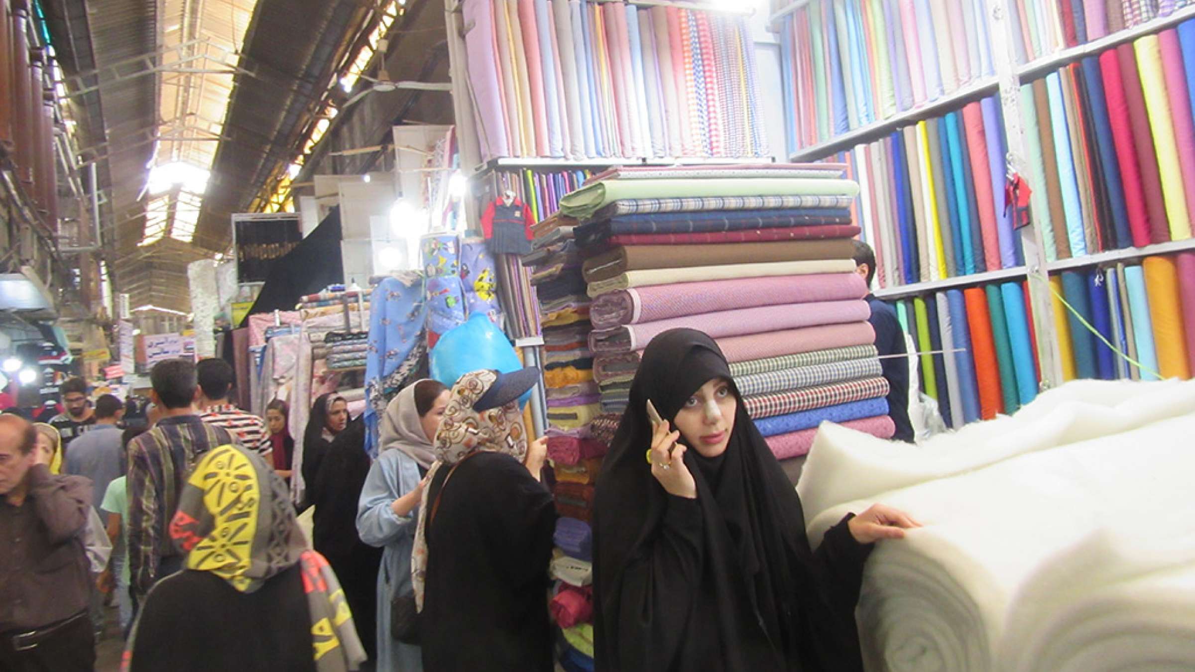 ادبیات-گل‌محمدی-با-من-به-بازار-تهران-بیایید-راسته-بزازان-پارچه-فروشان