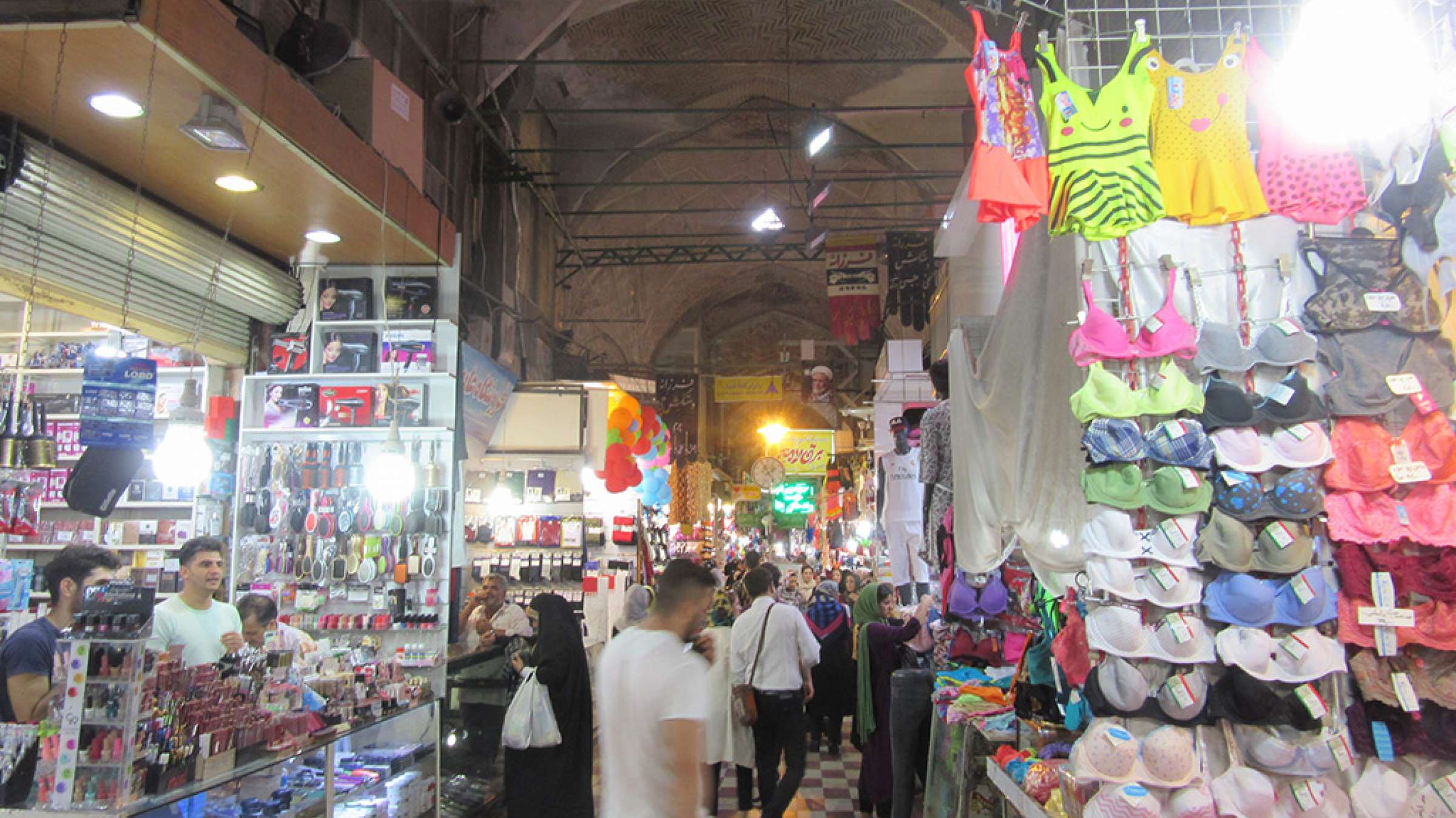 ادبیات-گل‌محمدی-با-من-به-بازار-تهران-بیایید-راسته-زنانه