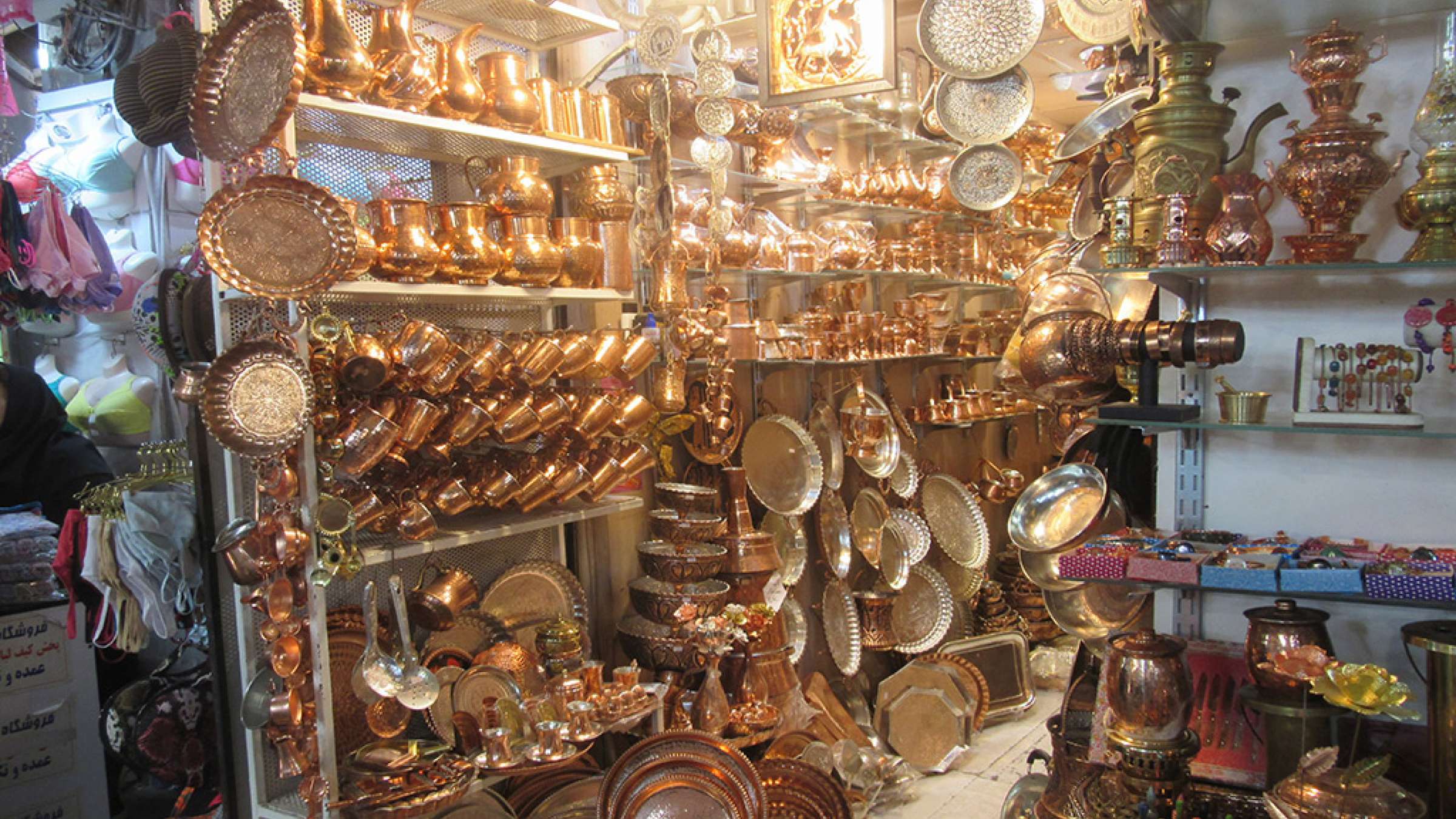 ادبیات-گل‌محمدی-با-من-به-بازار-تهران-بیایید-راسته-صنایع-دستی-مسی