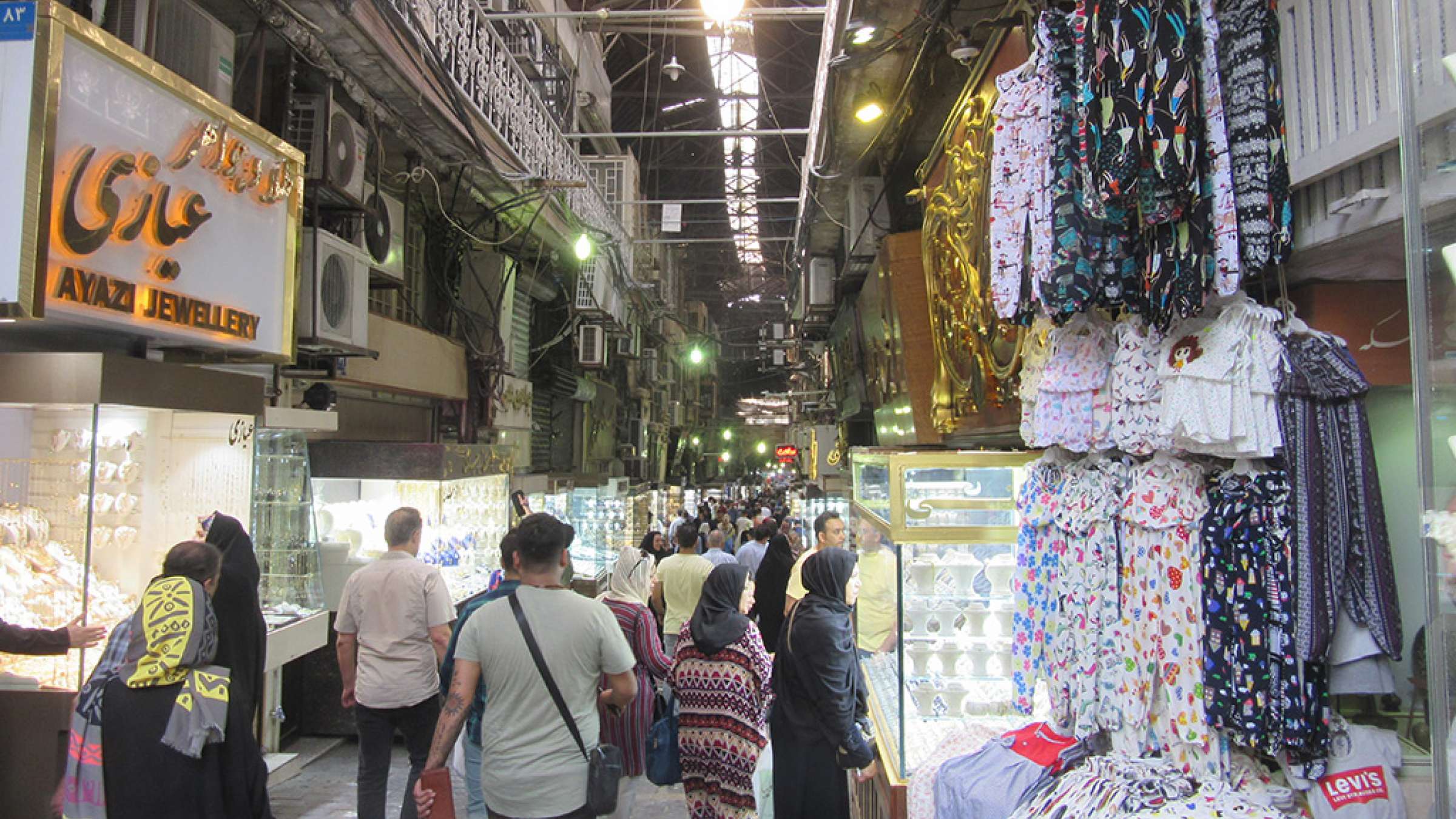 ادبیات-گل‌محمدی-با-من-به-بازار-تهران-بیایید-راسته-طلا-فروشان