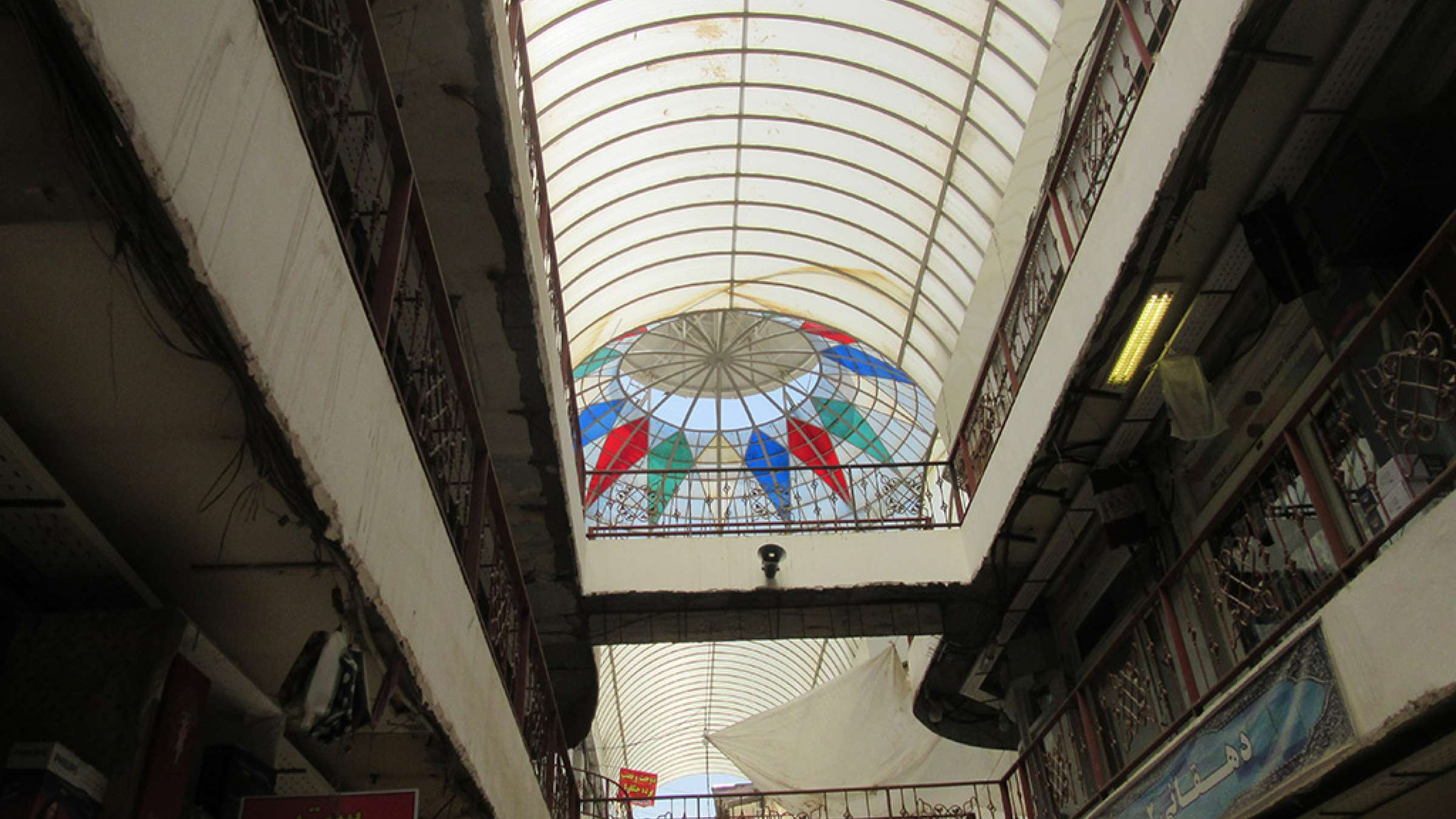 ادبیات-گل‌محمدی-با-من-به-بازار-تهران-بیایید-سقف‌های-جدید