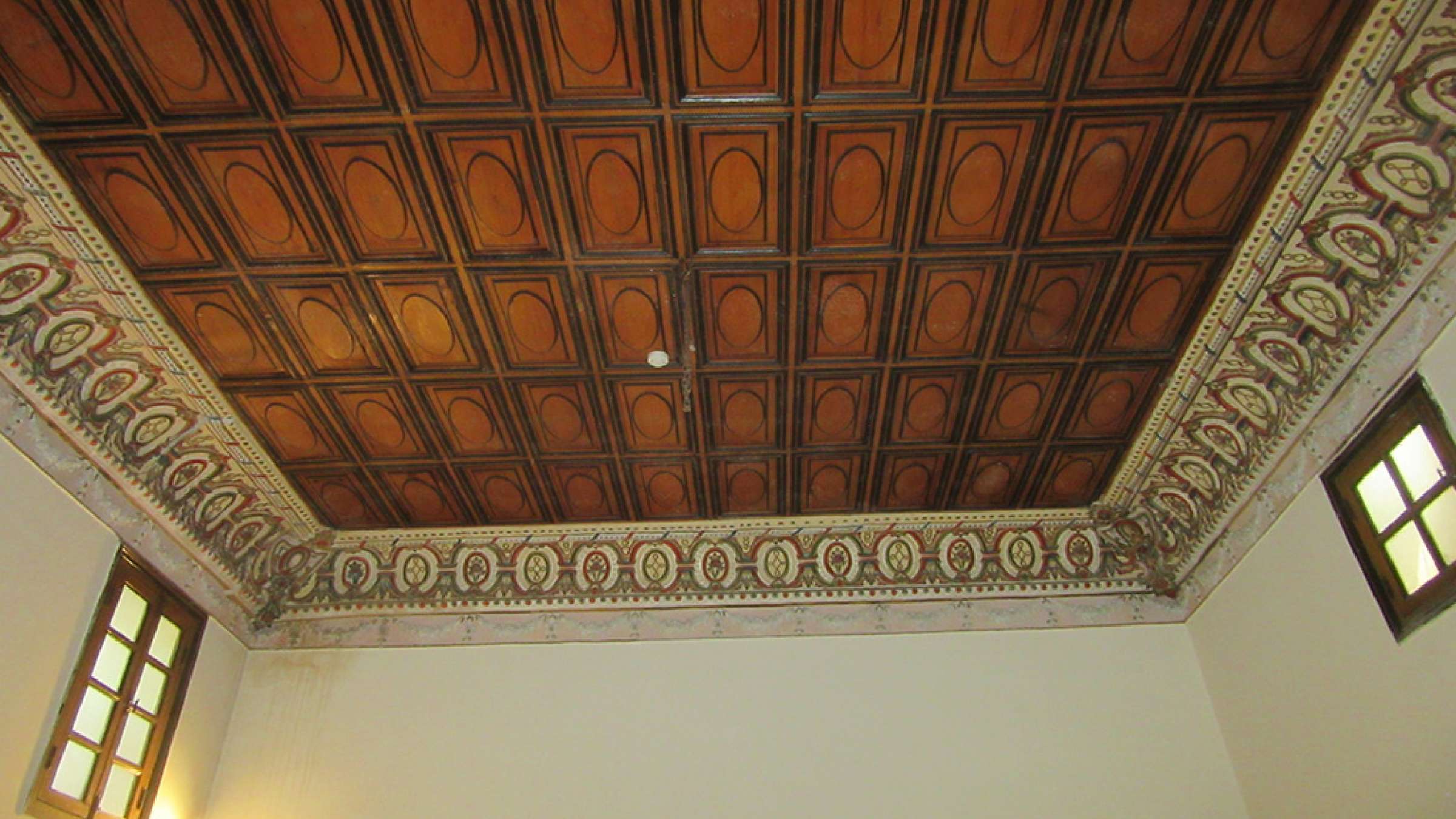 ادبیات-گل‌محمدی-با-من-به-بازار-تهران-بیایید-سقف-خانه-تاریخی-ملک-موزه