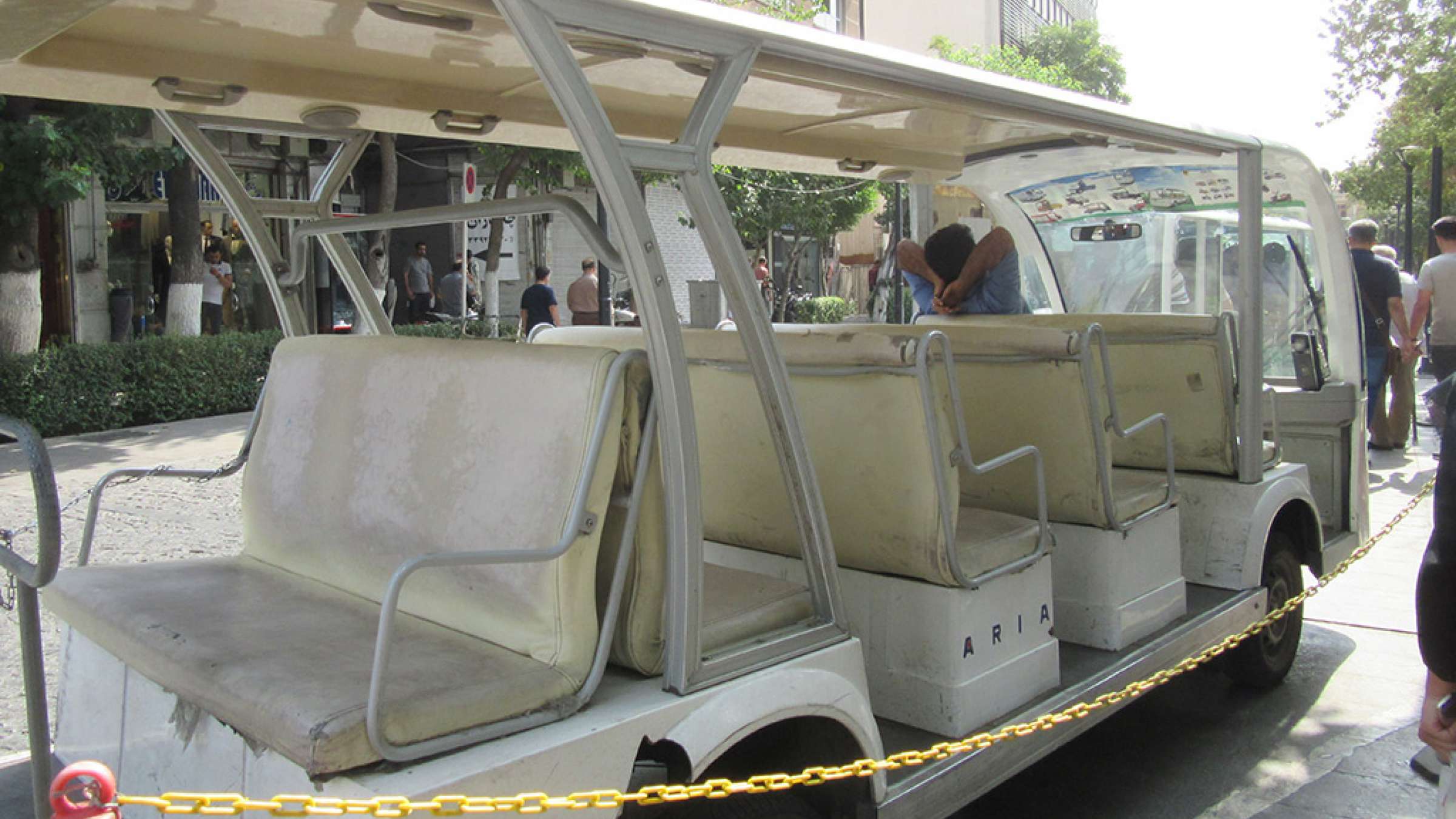 ادبیات-گل‌محمدی-با-من-به-بازار-تهران-بیایید-شاتل