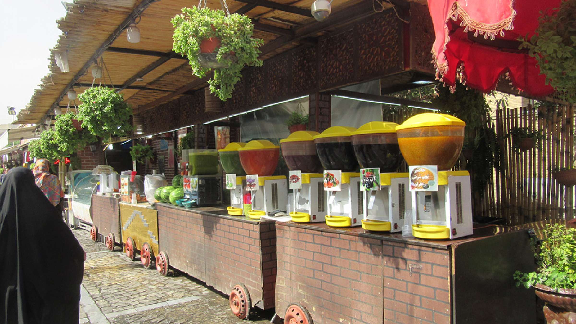 ادبیات-گل‌محمدی-با-من-به-بازار-تهران-بیایید-نوشیدنی