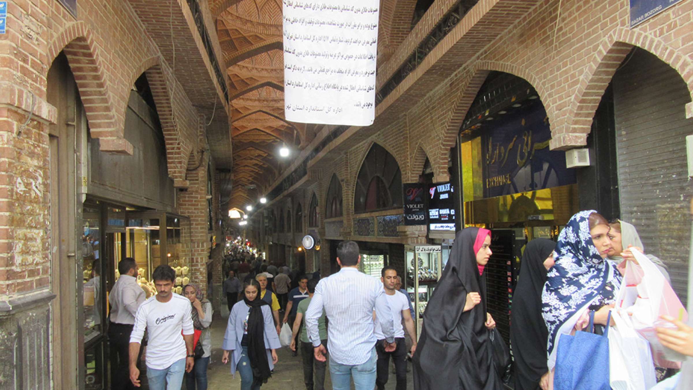 ادبیات-گل‌محمدی-با-من-به-بازار-تهران-بیایید-ورودی-بازار-بزرگ