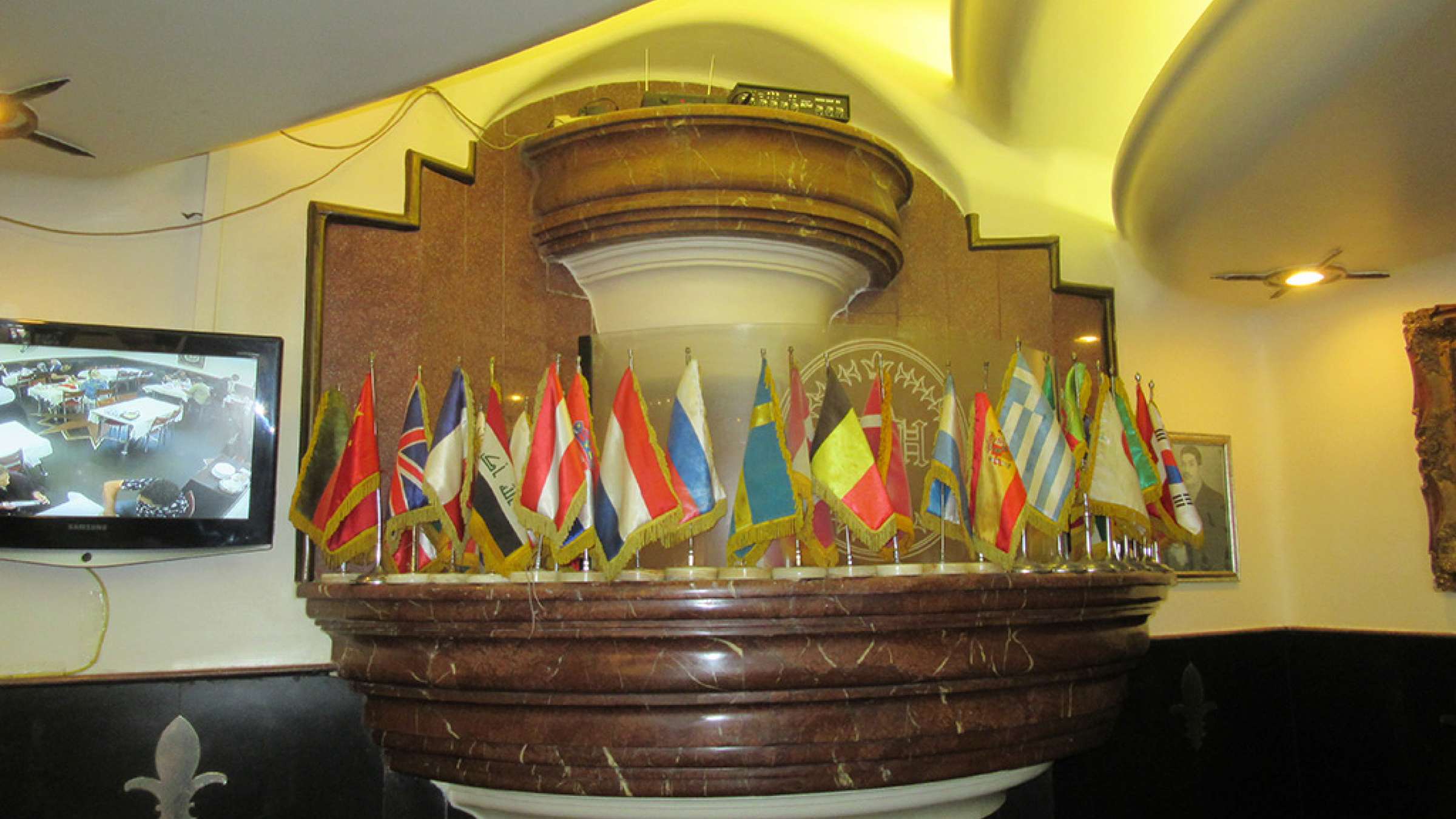 ادبیات-گل‌محمدی-با-من-به-بازار-تهران-بیایید-ورودی-چلوکباب-شمشیری