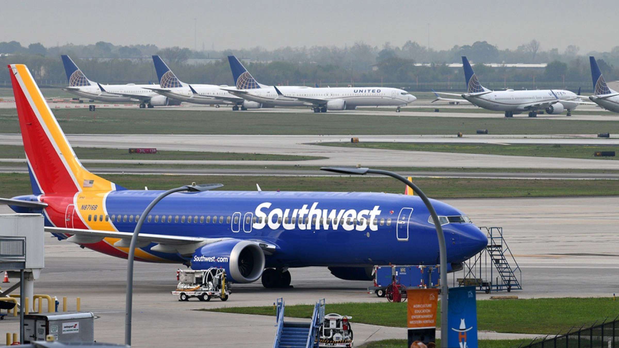 خبر-آمریکا-مسافر-این-پروازعکس-لختی-دیگر-مسافران-فرستاد-خلبان-هواپیما-زمین-گیر خبر-آمریکا-مسافر-این-پروازعکس-لختی-دیگر-مسافران-فرستاد-خلبان-هواپیما-زمین-گیر