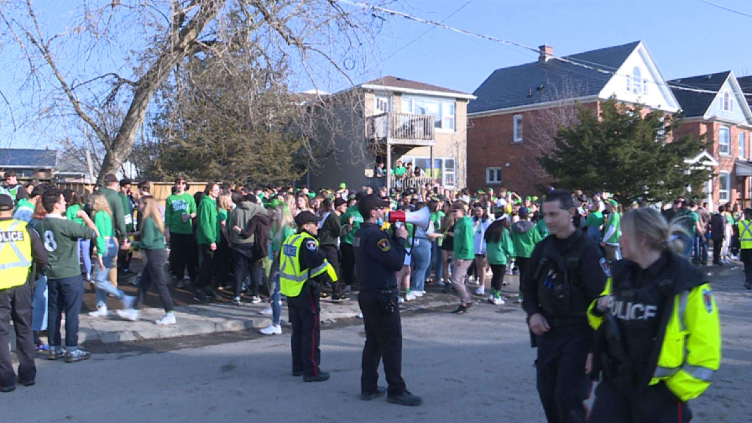 خبر-تورنتو-ده-ها-برگ-جریمه-هزاران-دلار-پلیس-زخمی-دو-روز-پارتی-سنت-پاتریک-کینگستون