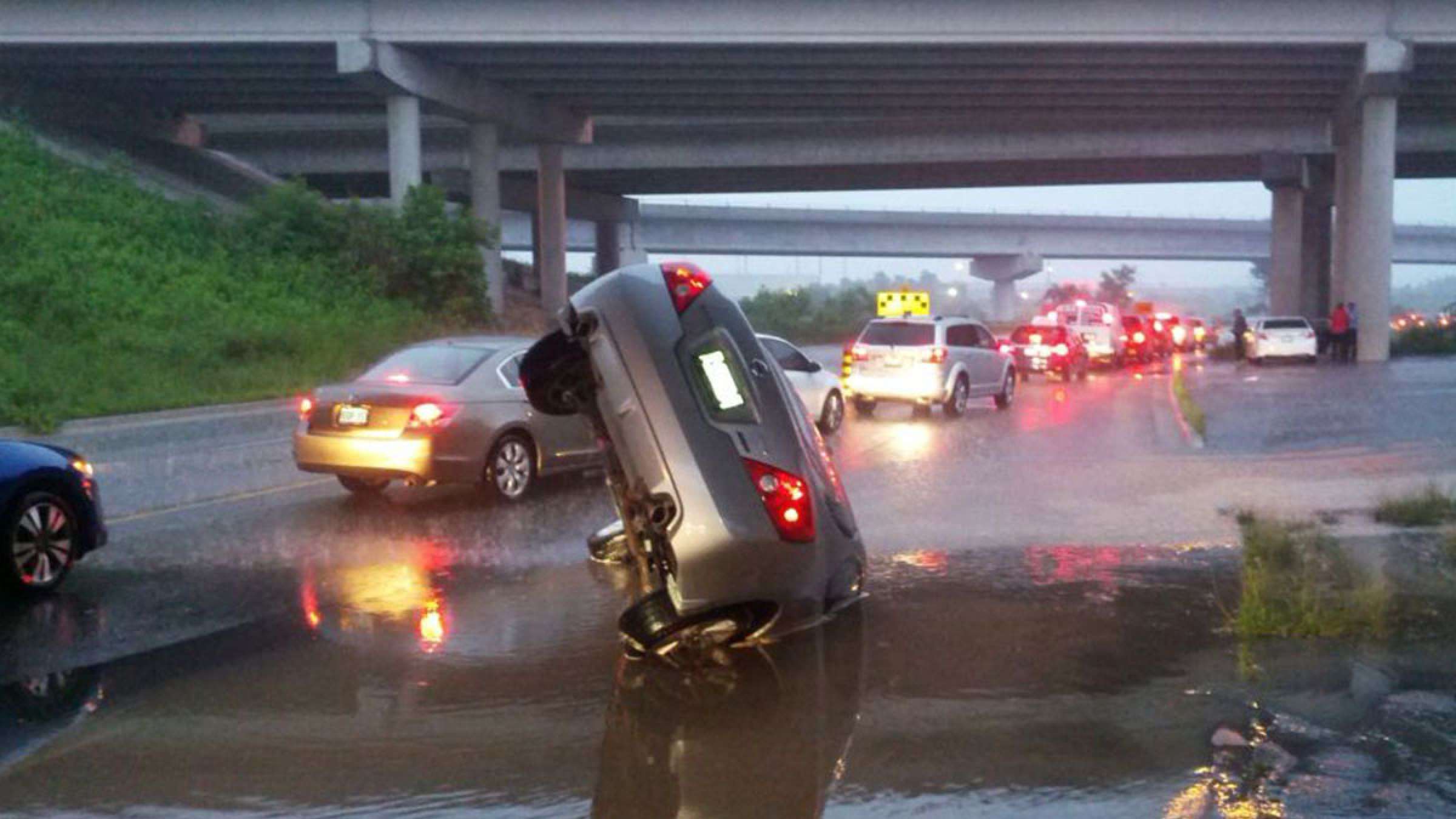 خبر-کانادا-باران-یخی-رعد-و-برق-انتاریو-کبک-۸۰۰۰۰۰-قطع-دوباره-تورنتو-آبگرفتگی