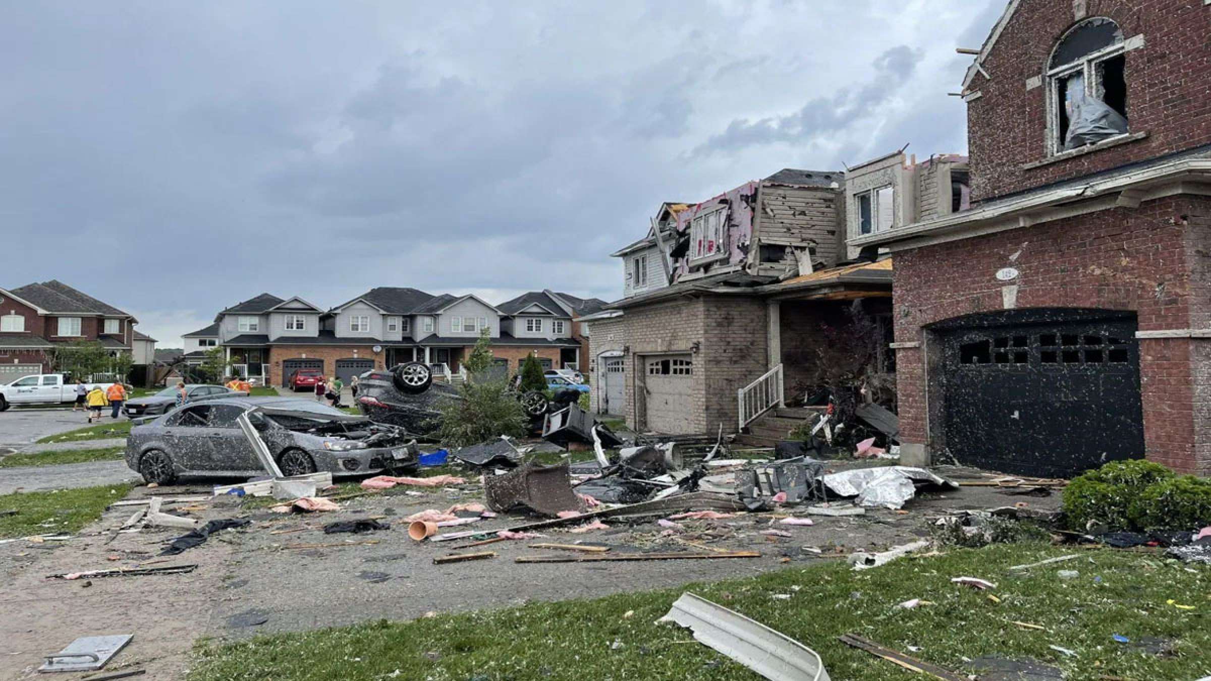 خبر-گردباد-شمال-تورنتو-خودروها-چپ-شده-سقف‌ها-کنده-شده-تگرگ-به-اندازه-توپ-گلف-بارید-و-تعدادی-مجروح