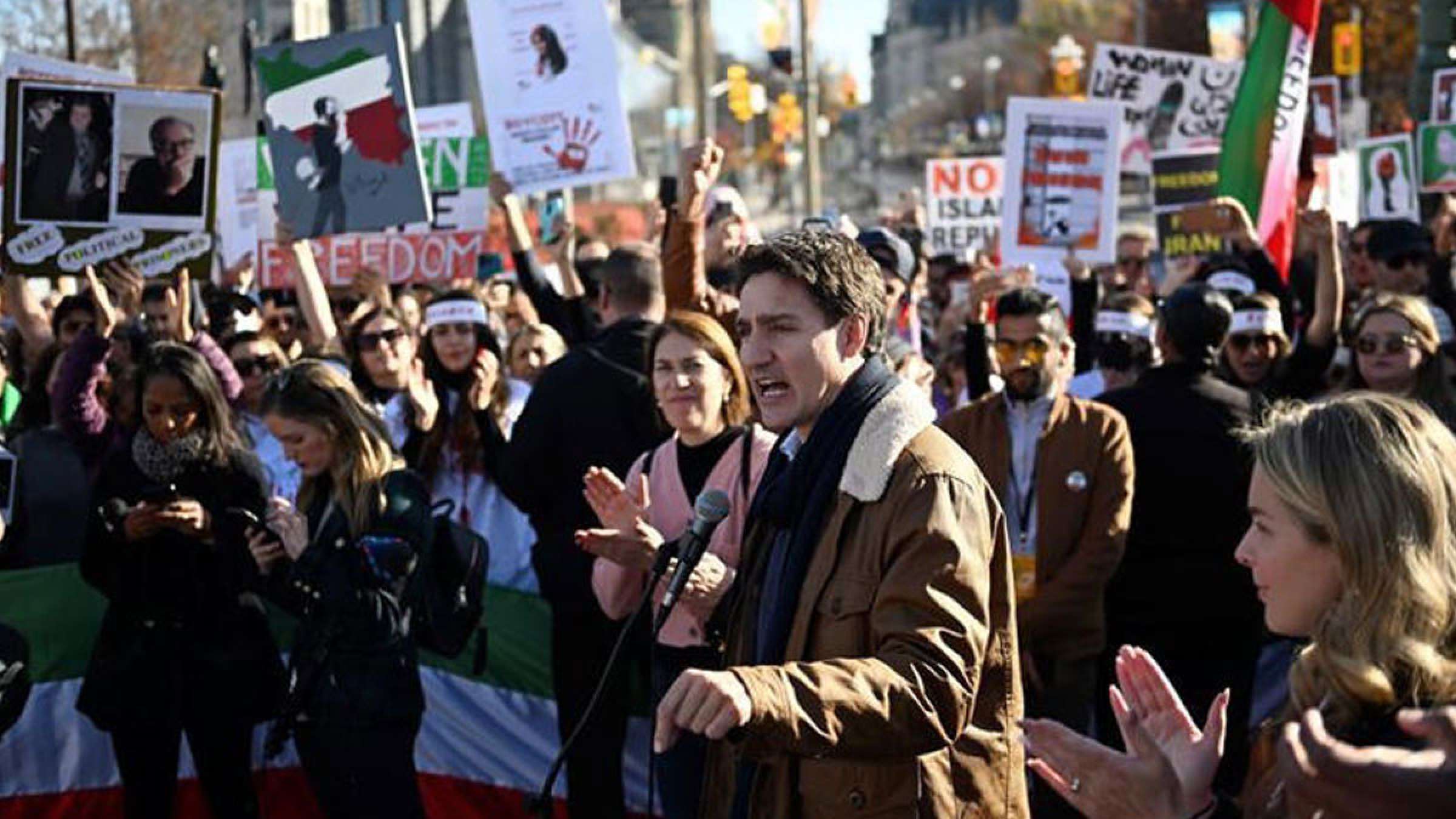 زنجیره-انسانی-هزاران-هزار-ایرانی-همبستگی-مردم-ایران-شهرهای-کانادا-متحیر زنجیره-انسانی-هزاران-هزار-ایرانی-همبستگی-مردم-ایران-شهرهای-کانادا-متحیر