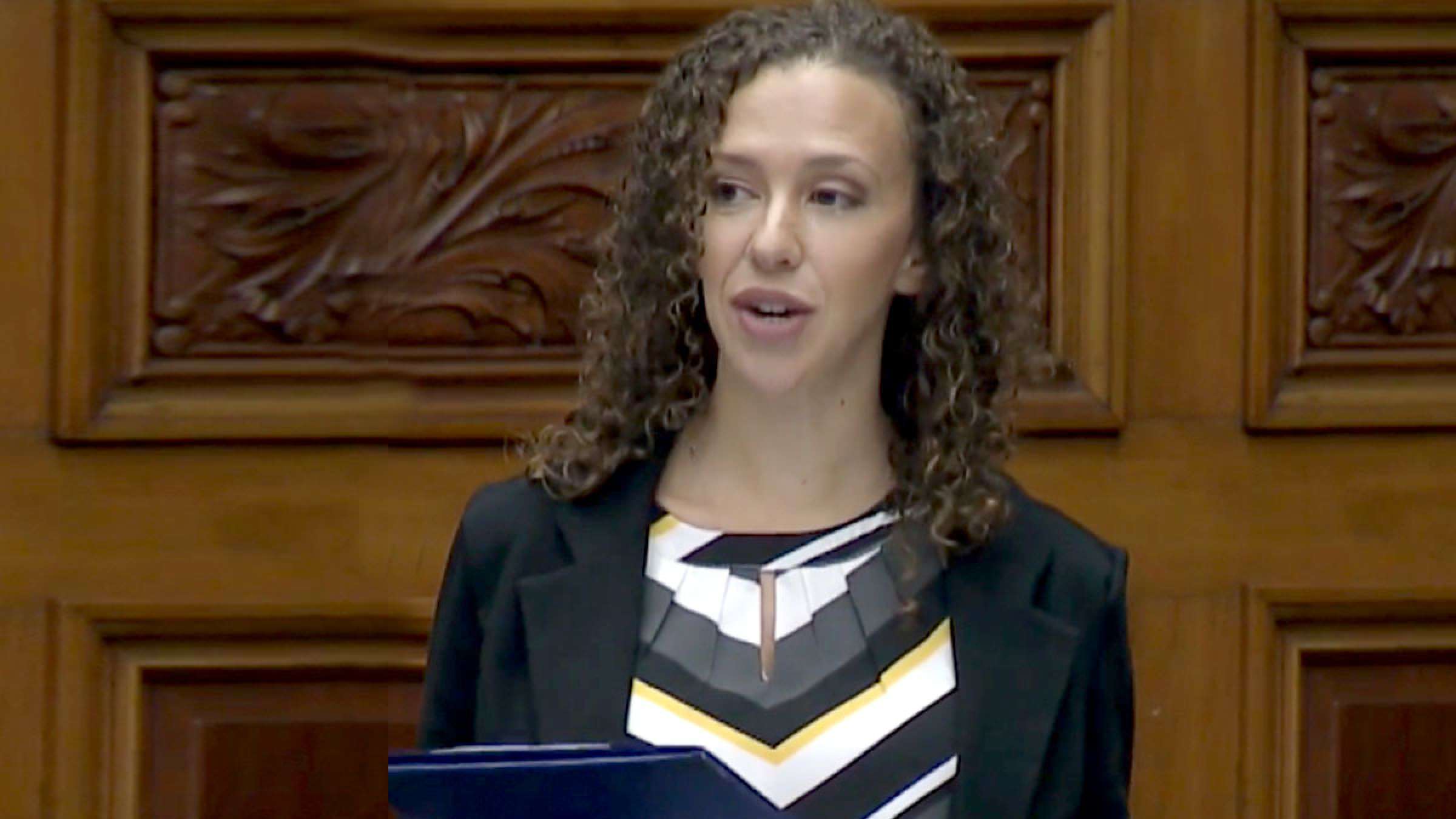 نماینده-کرونا-گرفته-واکسن-نزده-که-از-مجلس-بیرون-نمی-رفت-به-زور-از-مجلس-اخراج-شد