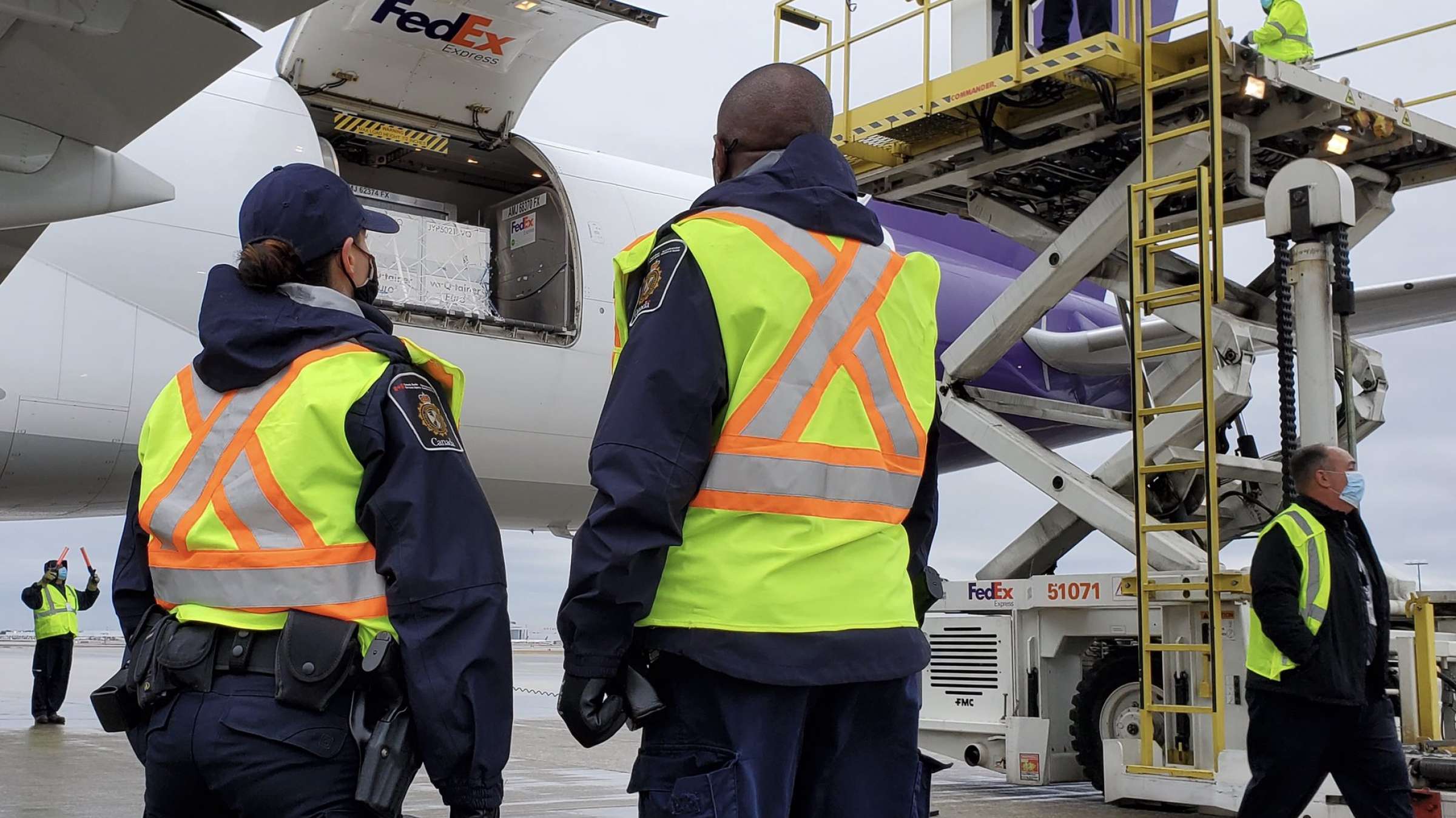 اولین-محموله-واکسن-مدرنا-به-کانادا-رسید-احتمال-ورود-نوع-جدید-کرونا-به-کانادا-وجود-دارد