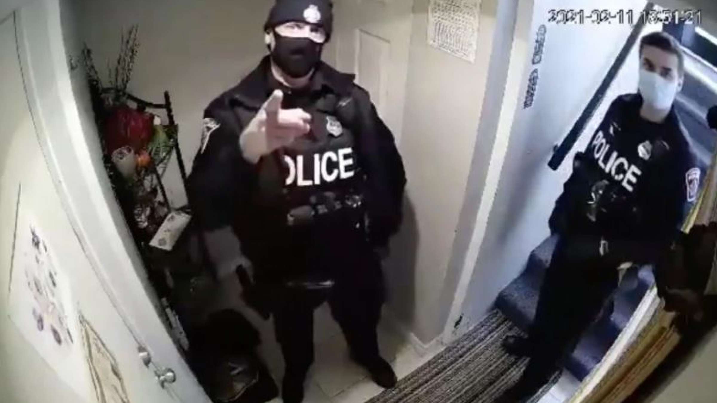 فیلم-خیز-پلیس-همیلتون-به-یک-مستاجر-زن-خبرساز-شد-این-فیلم-را-ببینید-و-خودتان-قضاوت-کنید