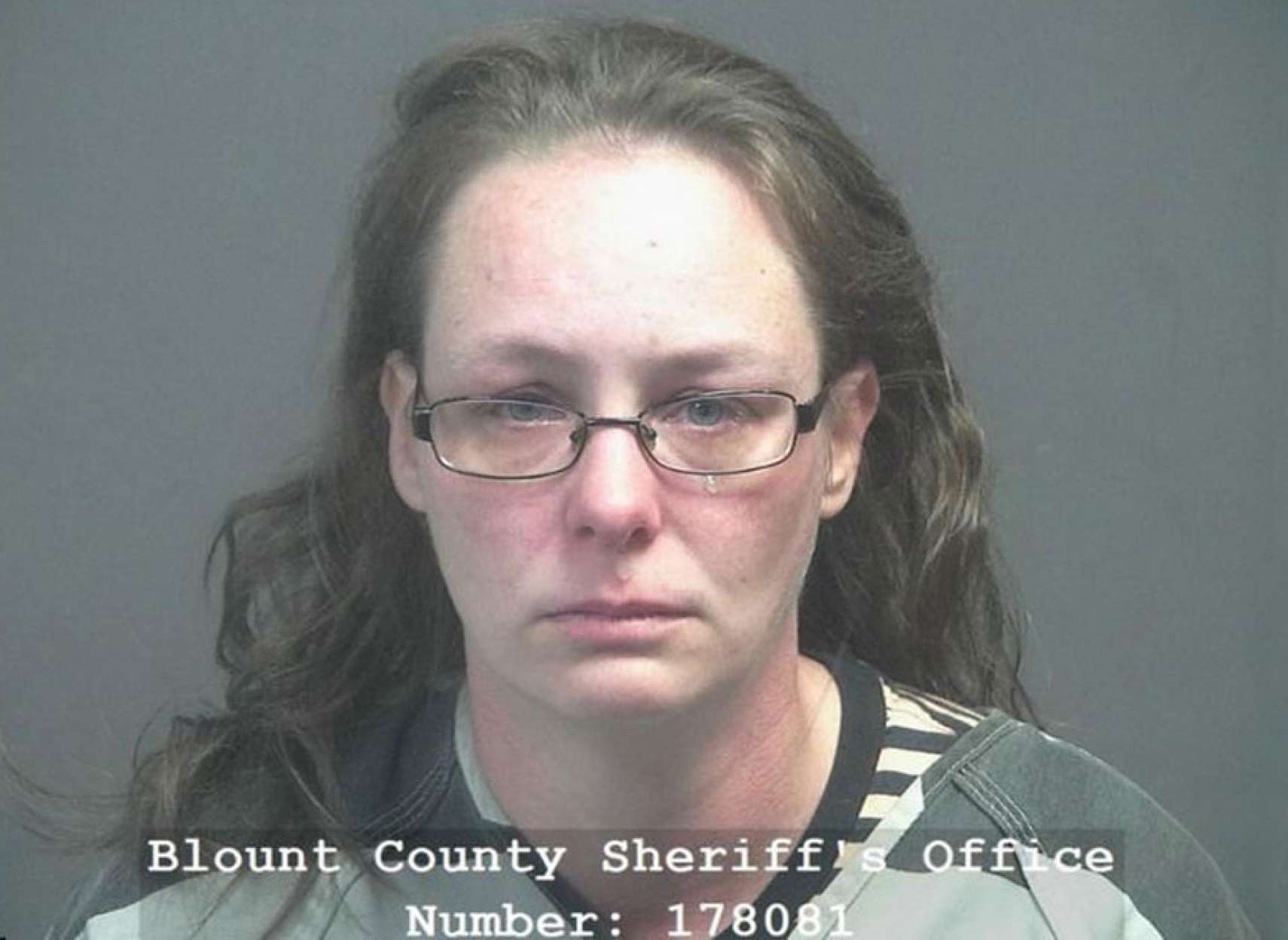 اخبار-آمریکا-این-زن-با-فریاد-نه-به-واکسن-با-ماشینش-به-چادر-واکسیناسیون-زد