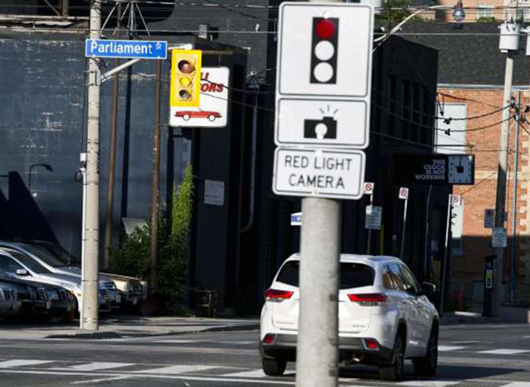 اخبار-تورنتو-جریمه-نود-هزار-ماشین-در-تورنتو-برای-عبور-از-چراغ-قرمز