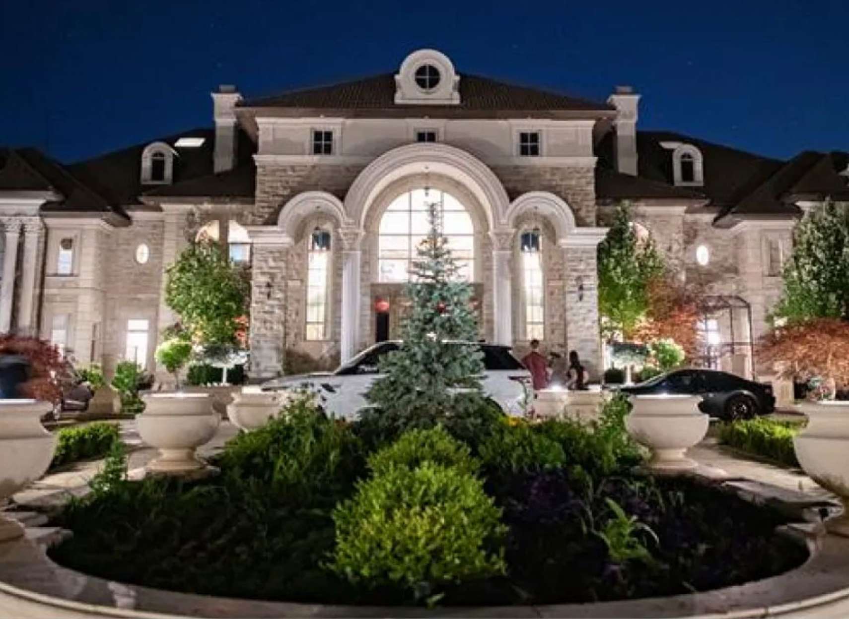 اخبار-تورنتو-شبیخون-پلیس-به-خانه-های-اعیانی-در-شمال-تورنتو-که-تبدیل-به-کازینو-و-اسپای-غیرمجاز-شده-بودند