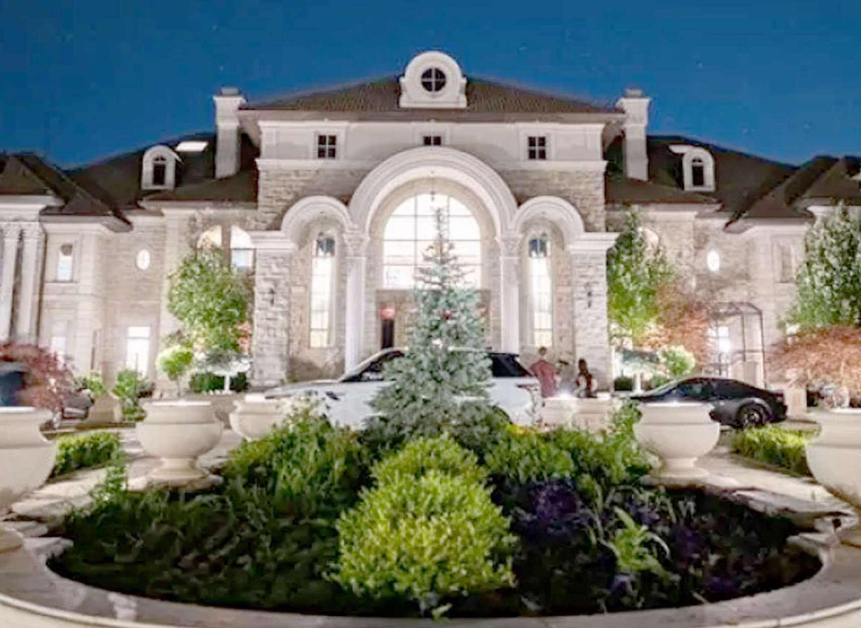 اخبار-تورنتو-پلیس-یورک-اتهامات-خانه-اعیانی-کازیون-شده-پس-گرفت-شواهد-مدارک-دستکاری-ساعت-دزدیده