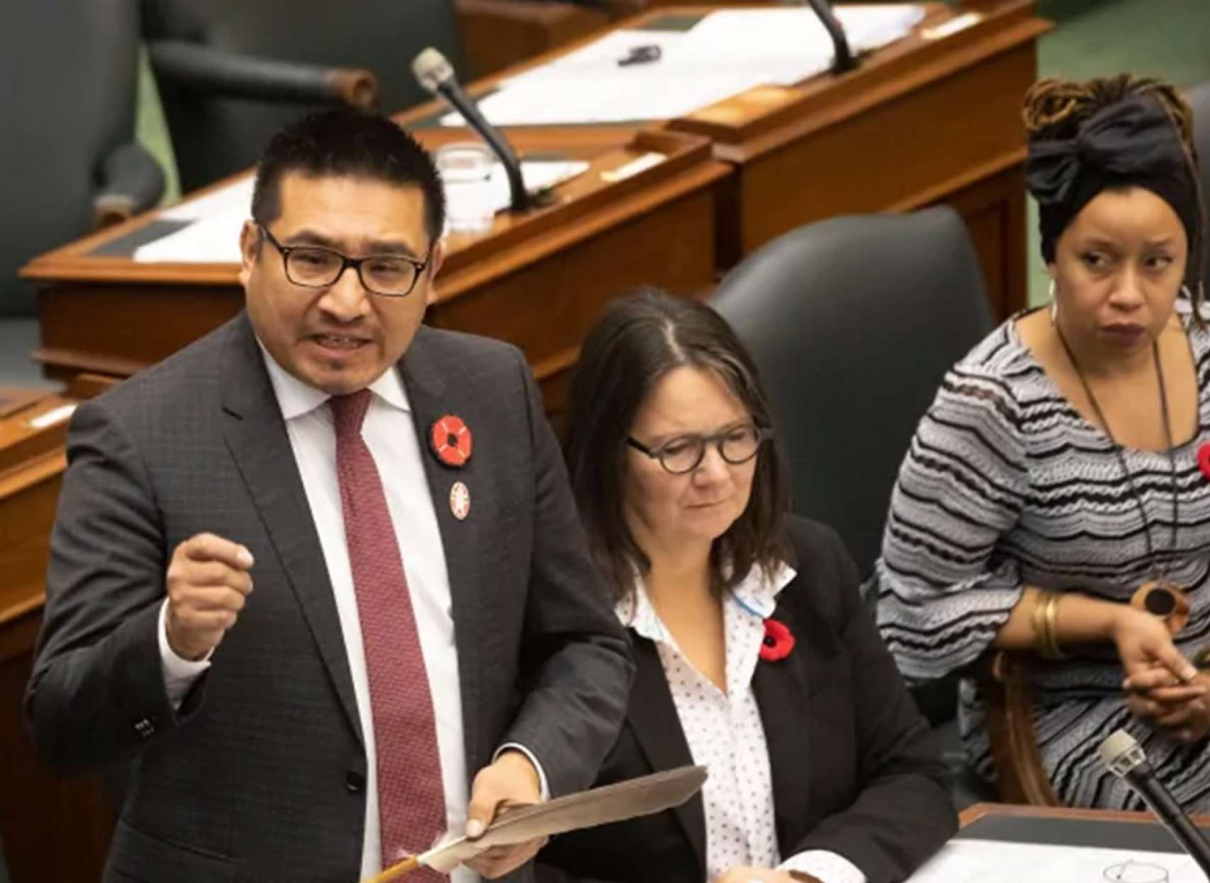 اخبار-کانادا-اعتراض-بومیان-به-خواندن-سرود-خدا-نگهدار-ملکه-باشد-در-مجلس