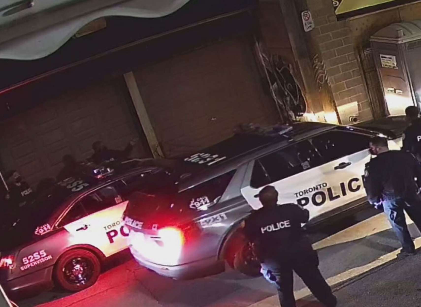 اخبار-کانادا-جریمه-اتهام-۲۴-نفر-پارتی-۱۵۰-نفره-تورنتو-۹-هزار-دلار-جریمه-۲-مسافر-مدرک-جعلی-کرونا