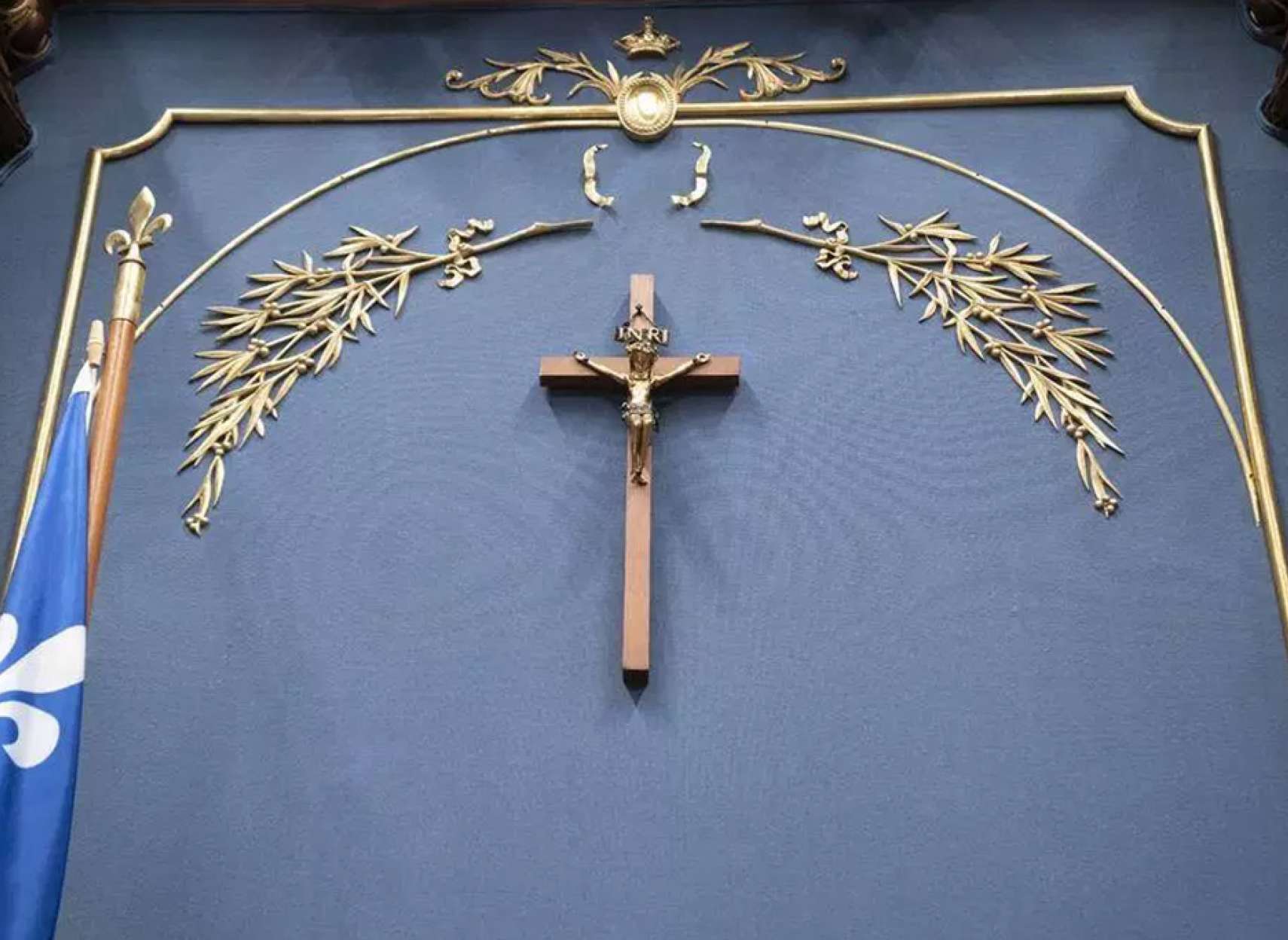 اخبار-کانادا-صلیب-مجلس-کبک-پایین-کشیده-شد