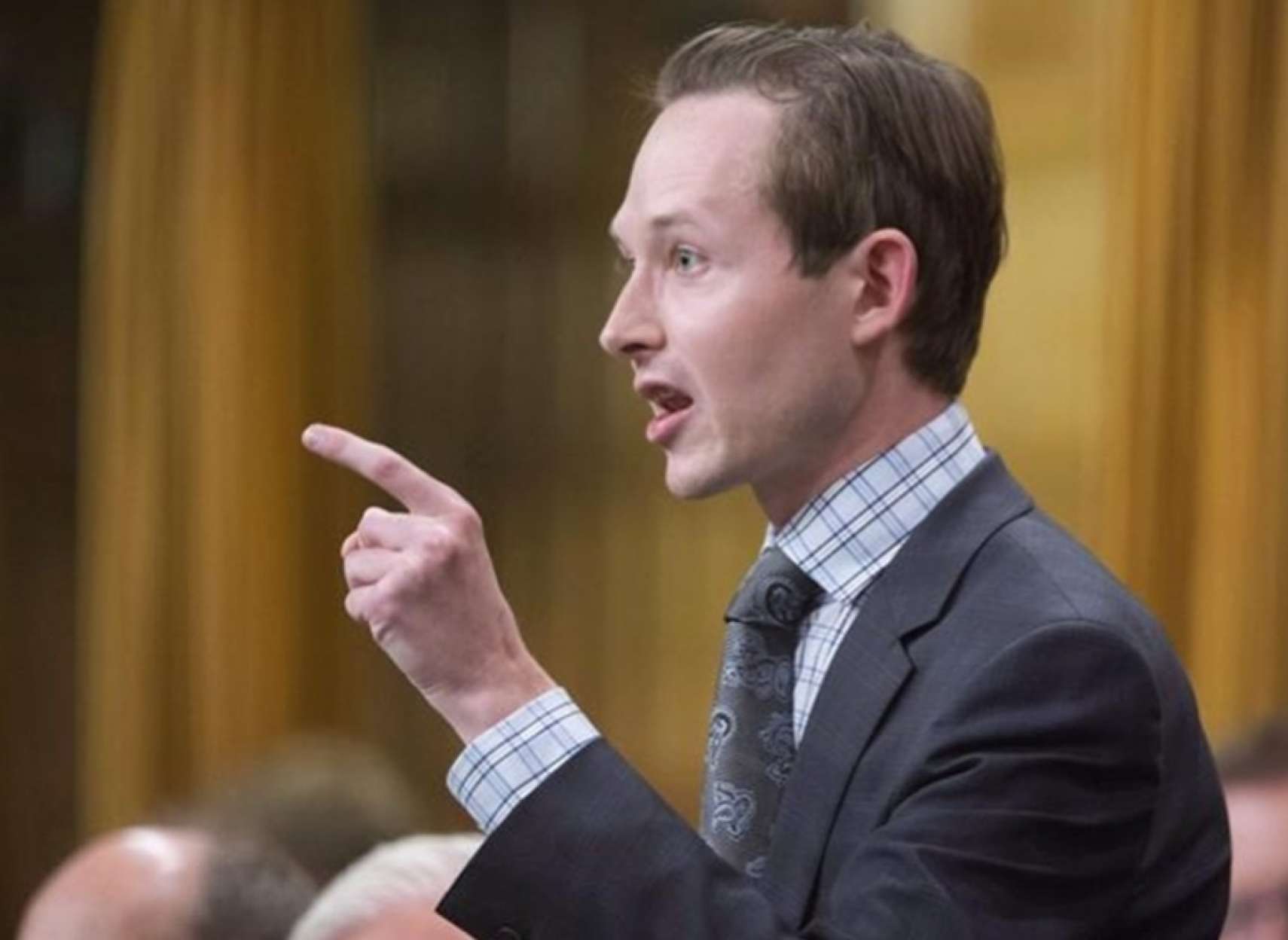 اخراج-نماینده-حمله‌کننده-به-شاهد-مسلمان-از-کمیته-کانادا-اخبار