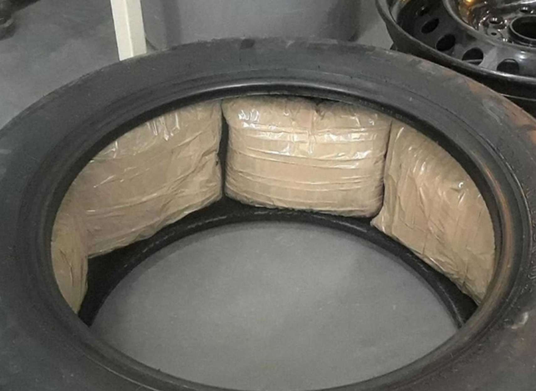 اشتباه-در-ارسال-محموله-مواد-مخدر-به-نمایشگاه-ماشین-رسید-تورنتو-اخبار