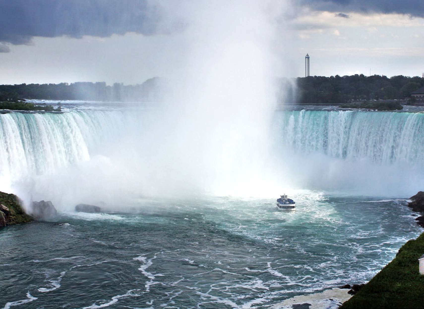 خانواده-تورنتو-گردش-آبشار-نیاگارا-باغ-پروانه-ها-تفریحات-پارک-ساعت-گُلی-پادگان-قدیمی-جاده-شمالی