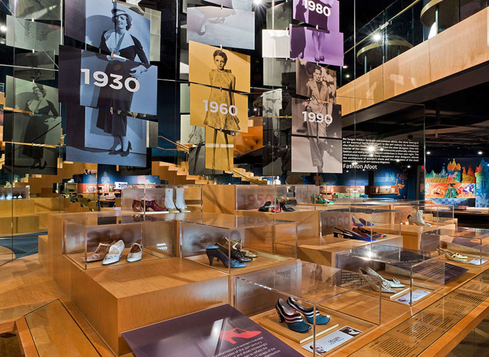 خانواده-گردش-بازدید-موزه-کفش-بَتا-تورنتو-کفش-هایی-دوران-مصر-باستان-تا-فضانوردان-رژه